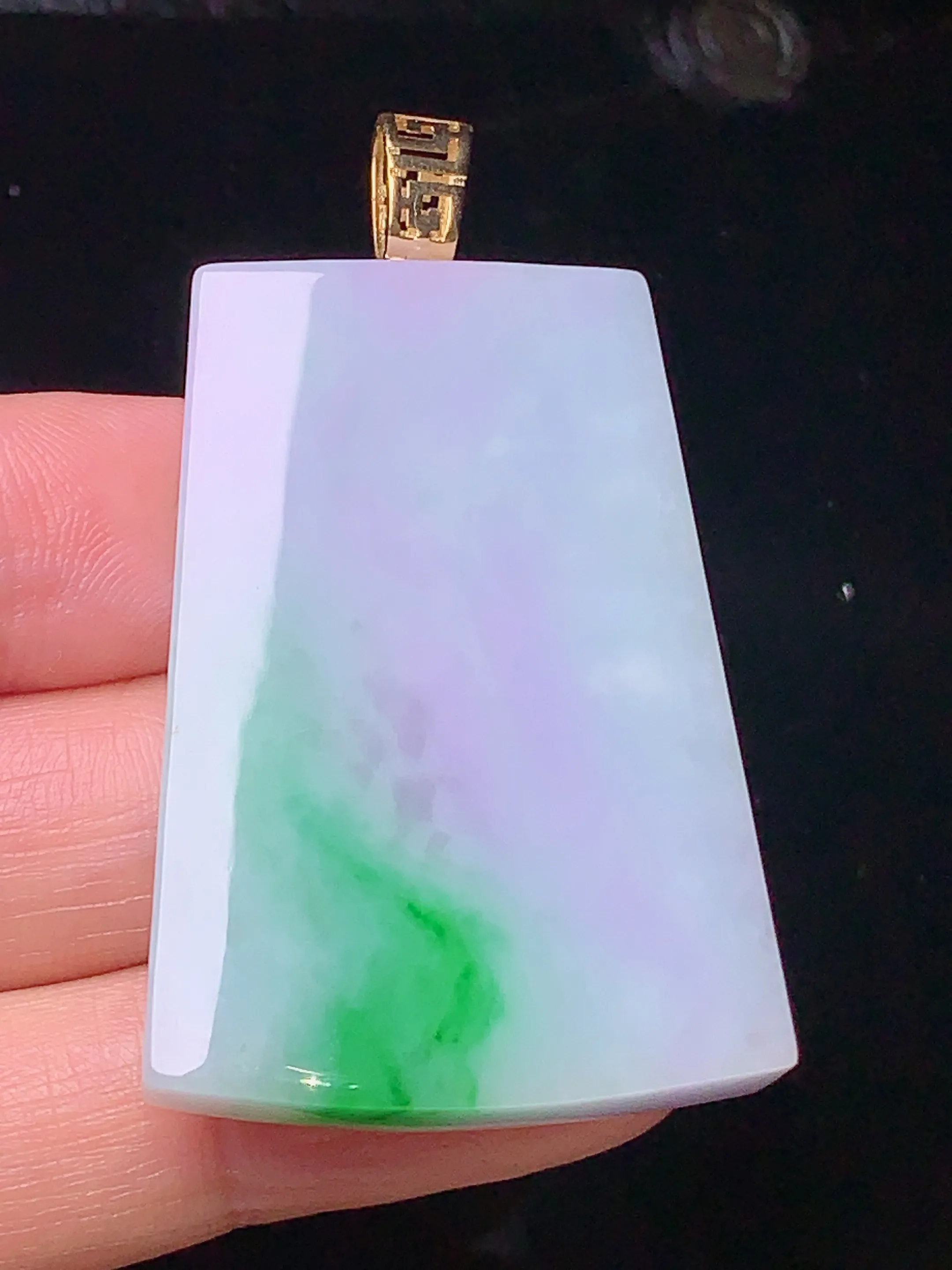 18k金镶嵌淡春彩无事牌吊坠 玉质细腻 色泽艳丽 整体尺寸50.7*28.8*8.5