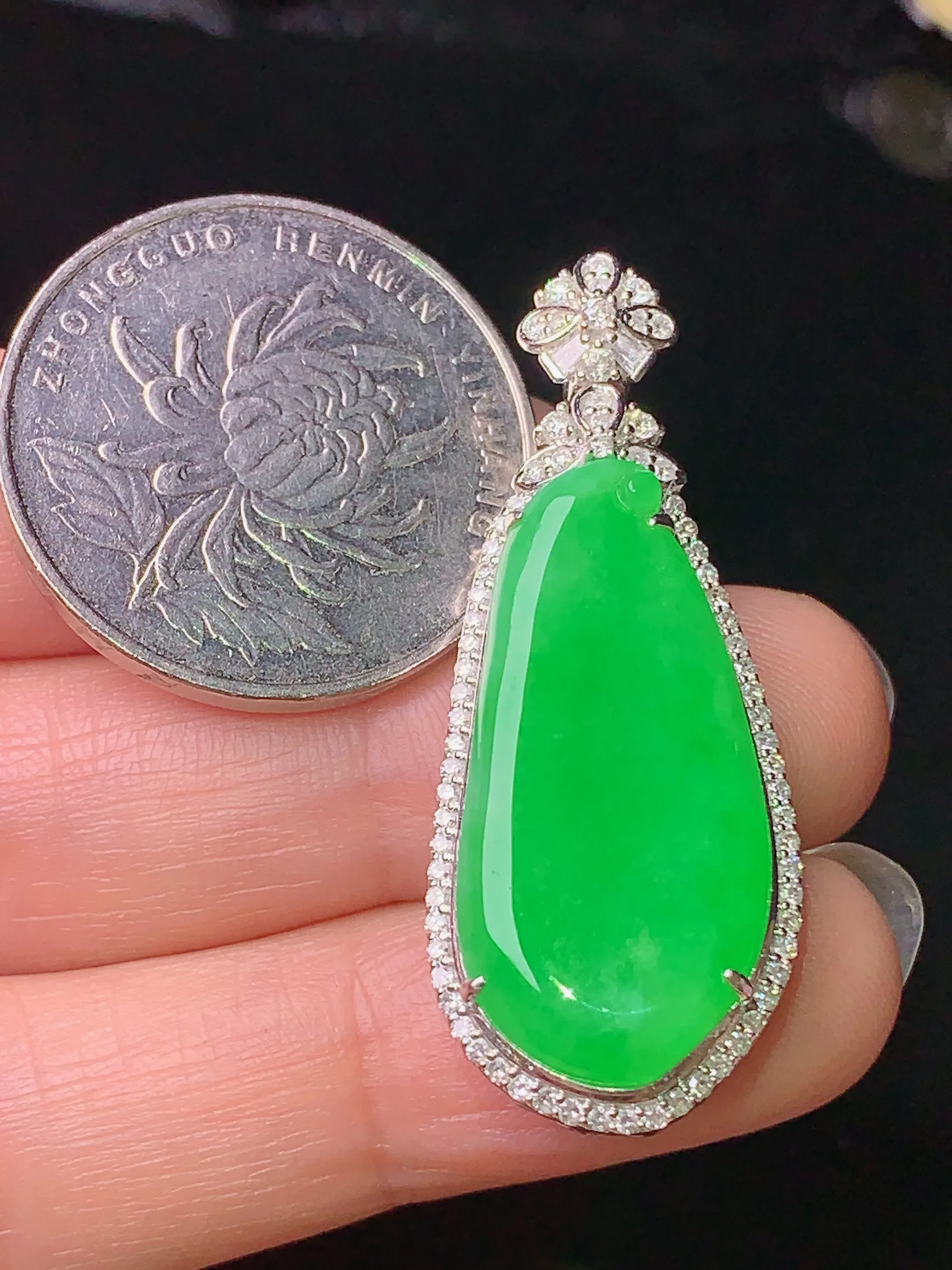 18k金钻镶嵌满绿福瓜吊坠 玉质细腻 色泽艳丽 整体尺寸39.2*15.8*7.8