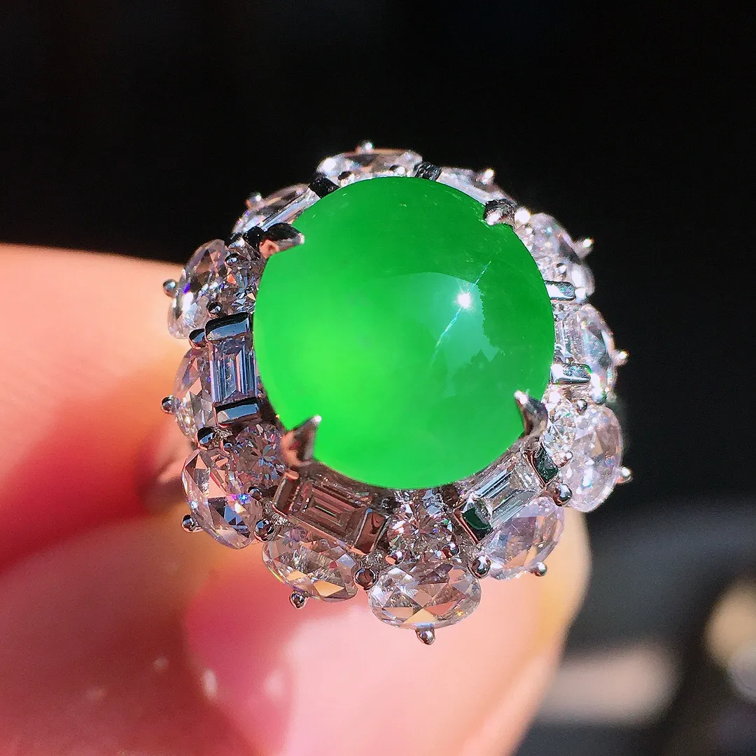 阳绿蛋面戒指，色泽均匀艳丽，玉质细腻，荧光感超
强，饱满圆润，尽显优雅气质，18k
金豪华镶嵌