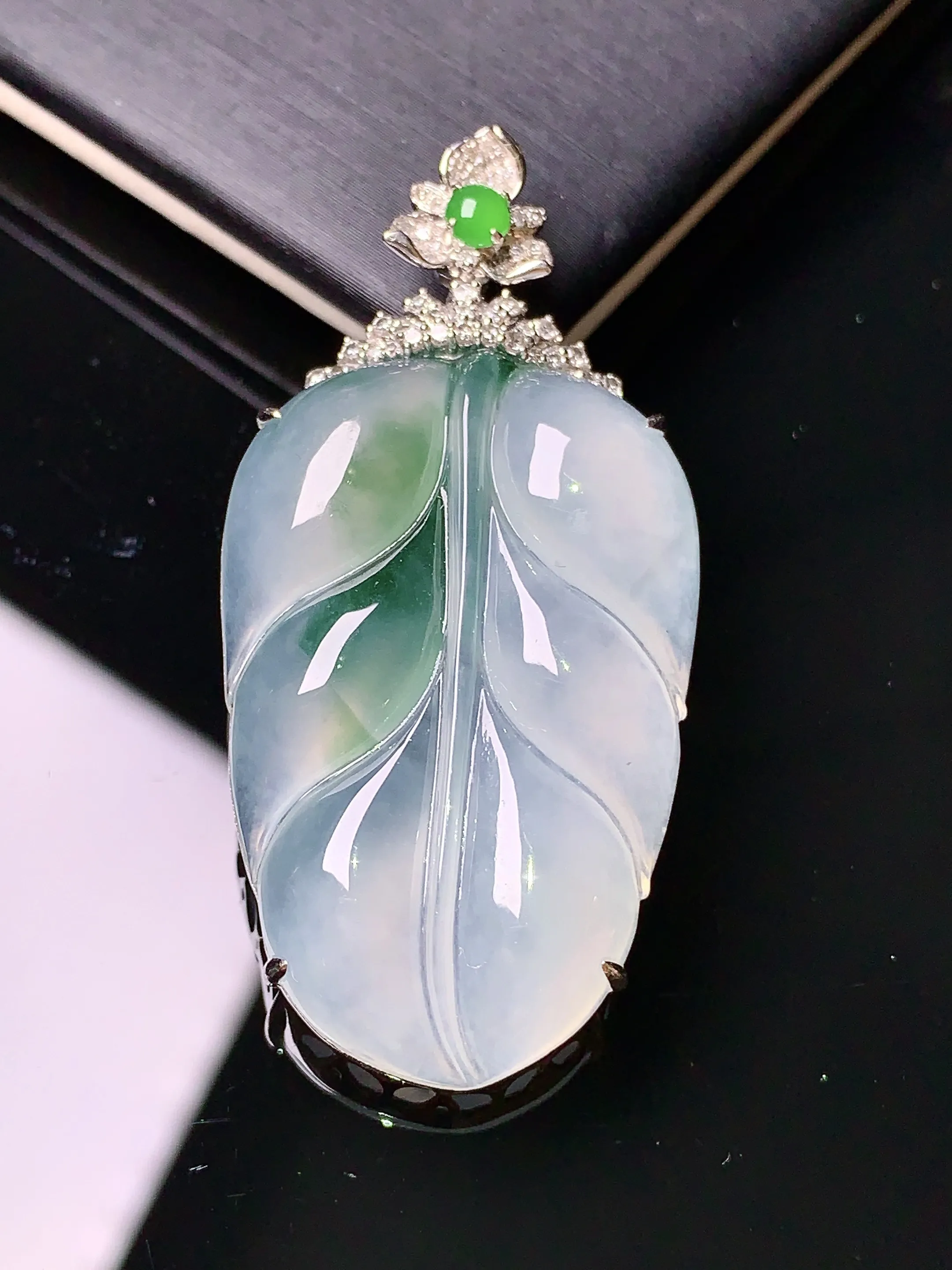 18k金钻镶嵌飘绿树叶吊坠 玉质细腻 色泽艳丽 整体尺寸46.7*22.6*7.5