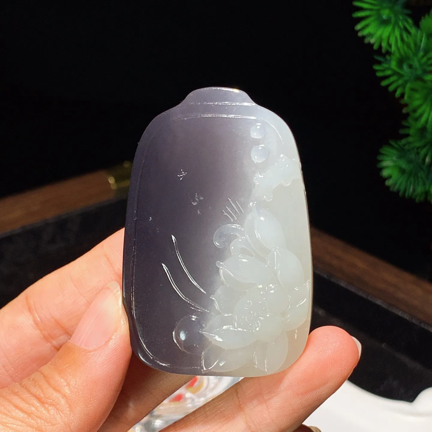 和田玉白加紫罗兰花开富贵莲花牌子挂件。尺寸58/38/12重50克。玉质细腻油润。手推出油。佩戴高端典雅。lt251104