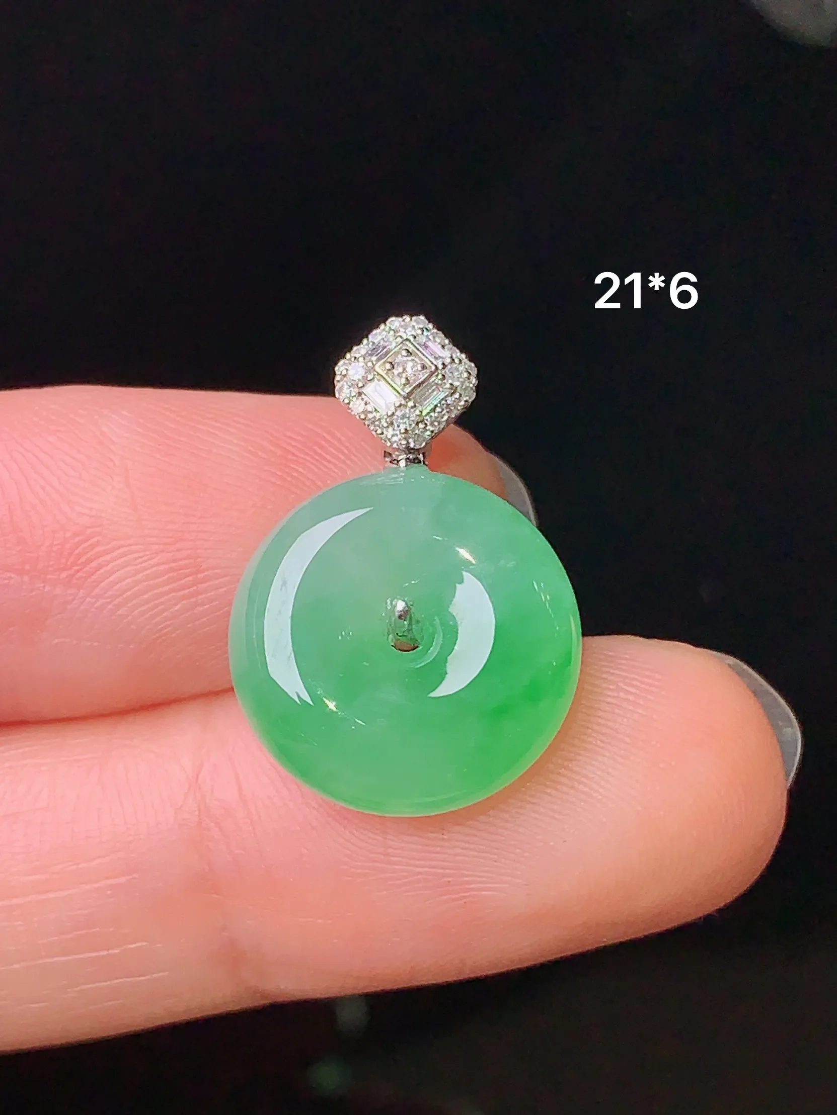 18k金钻镶嵌翠绿平安扣吊坠 玉质细腻 色泽艳丽 整体尺寸21*6