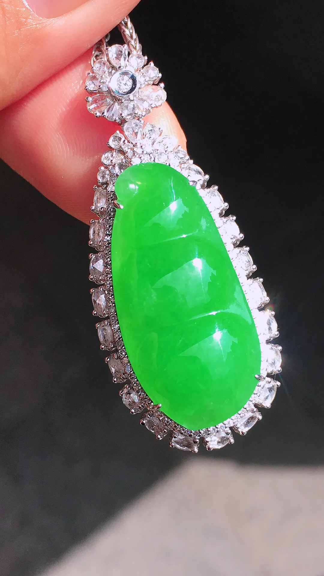 阳绿福豆吊坠，色泽均匀艳丽，玉质细腻，荧光感超
强，饱满圆润，尽显优雅气质，18k
金豪华镶嵌