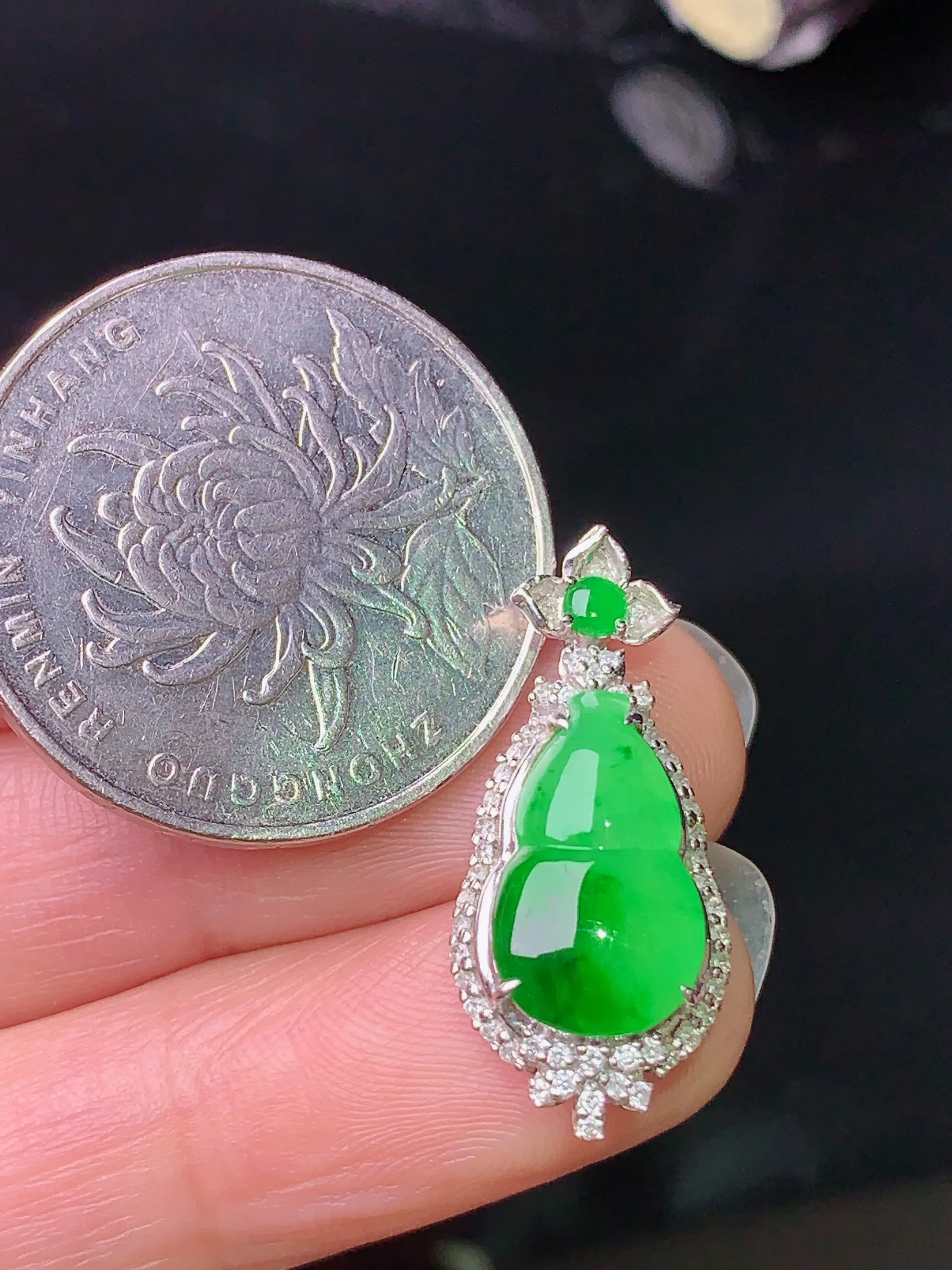 18k金钻镶嵌翠绿葫芦吊坠 玉质细腻 色泽艳丽 整体尺寸24.6*11*7.5