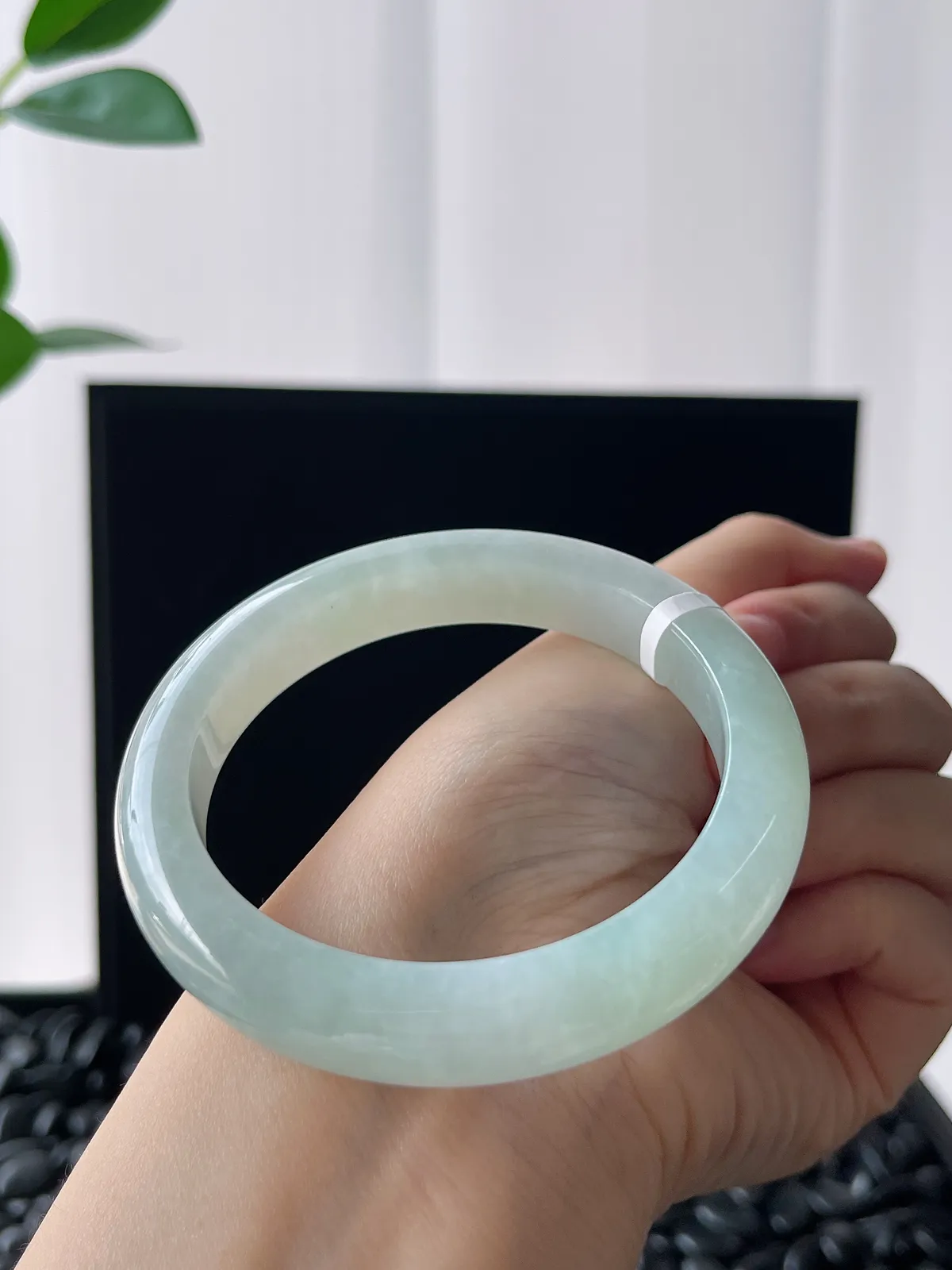 正圈57圈口，翡翠冰糯种淡绿色手镯