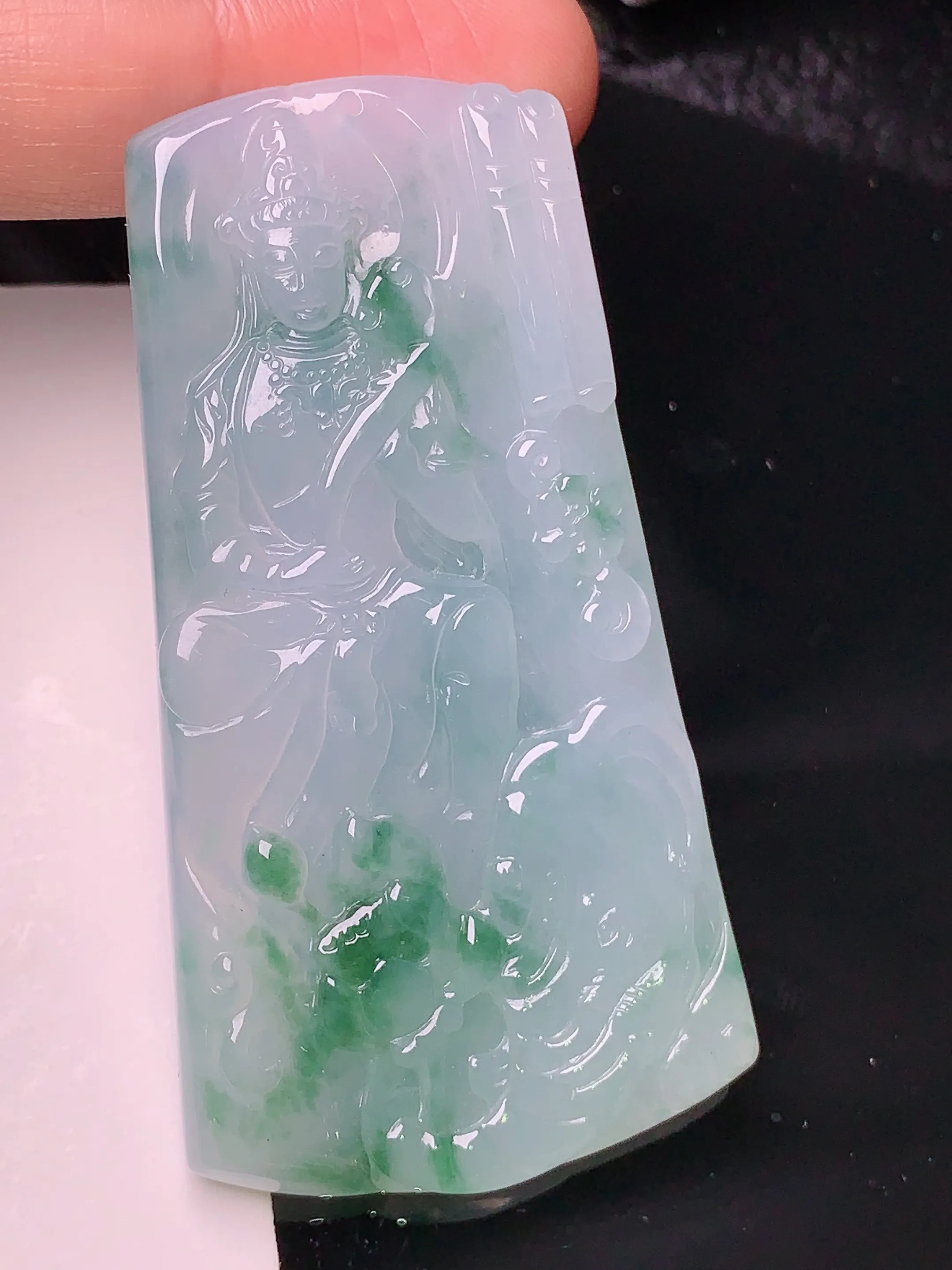 飘绿普贤观音菩萨吊坠 玉质细腻 色泽清新艳丽 整体尺寸60*32*5.5