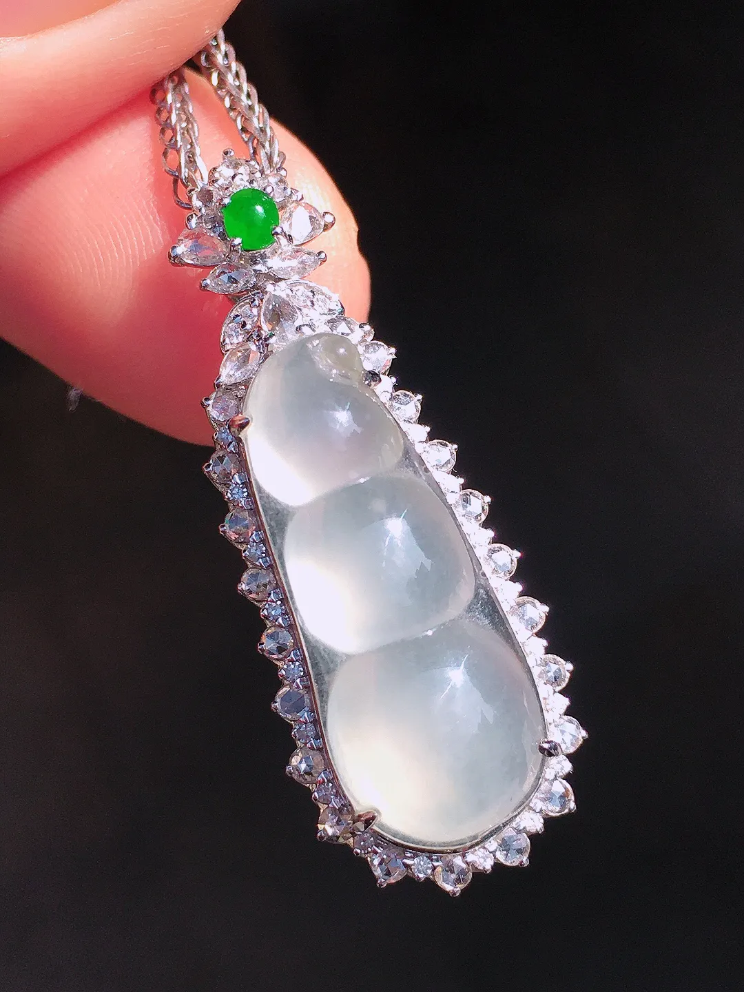 冰种福豆吊坠，玉质细腻，荧光感超
强，饱满圆润，尽显优雅气质，18k
金豪华镶嵌