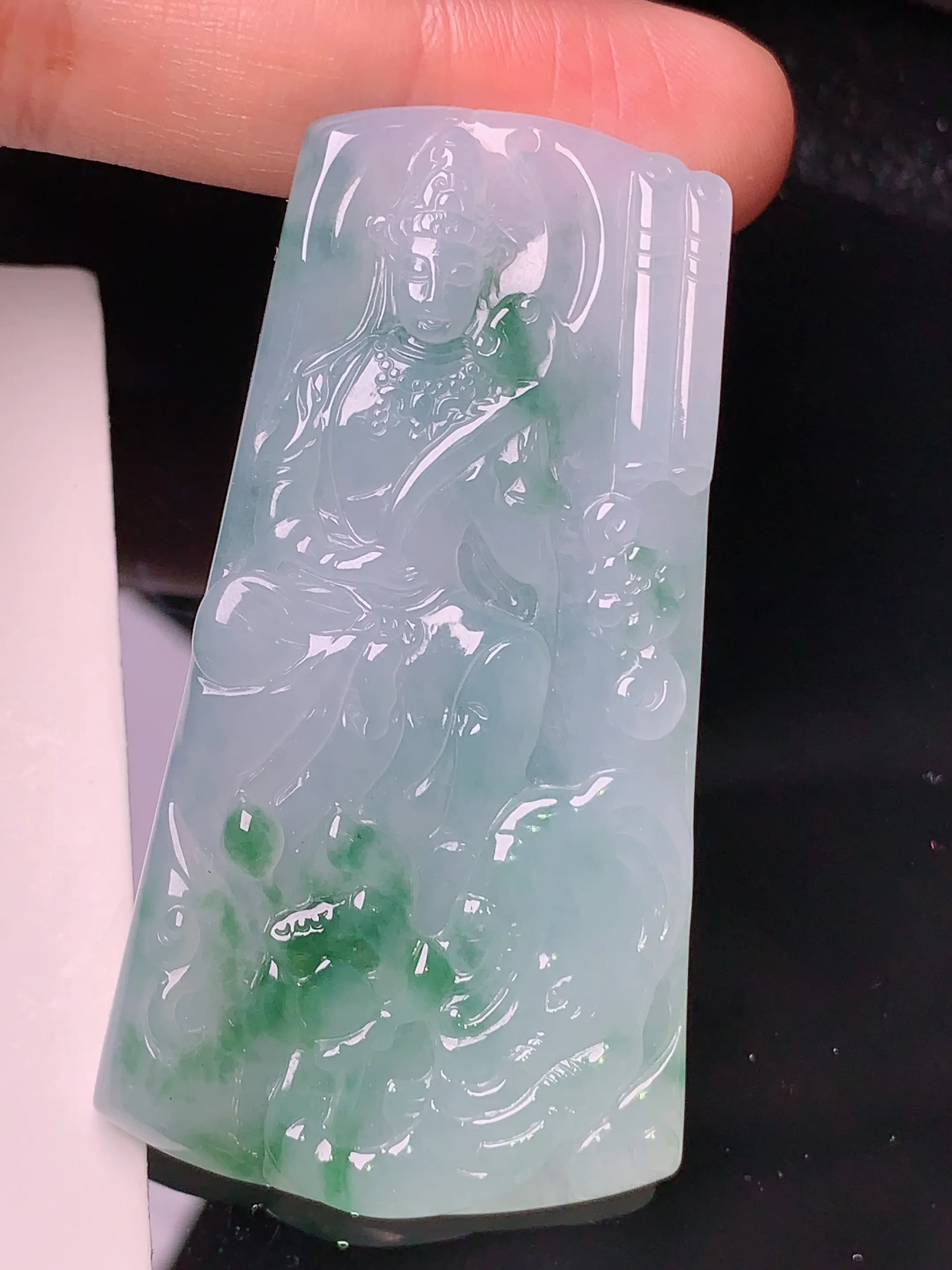 飘绿普贤观音菩萨吊坠 玉质细腻 色泽清新艳丽 整体尺寸60*32*5.5