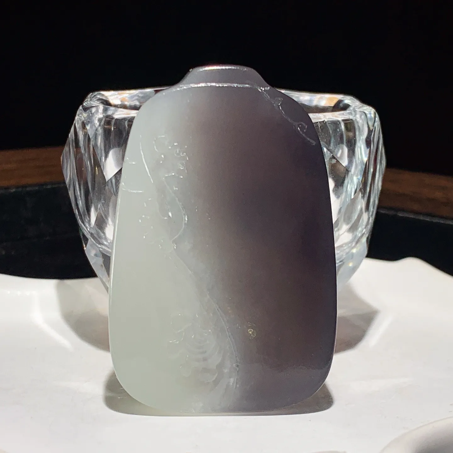 和田玉白加紫罗兰花开富贵莲花牌子挂件。尺寸58/38/12重50克。玉质细腻油润。手推出油。佩戴高端典雅。lt251104