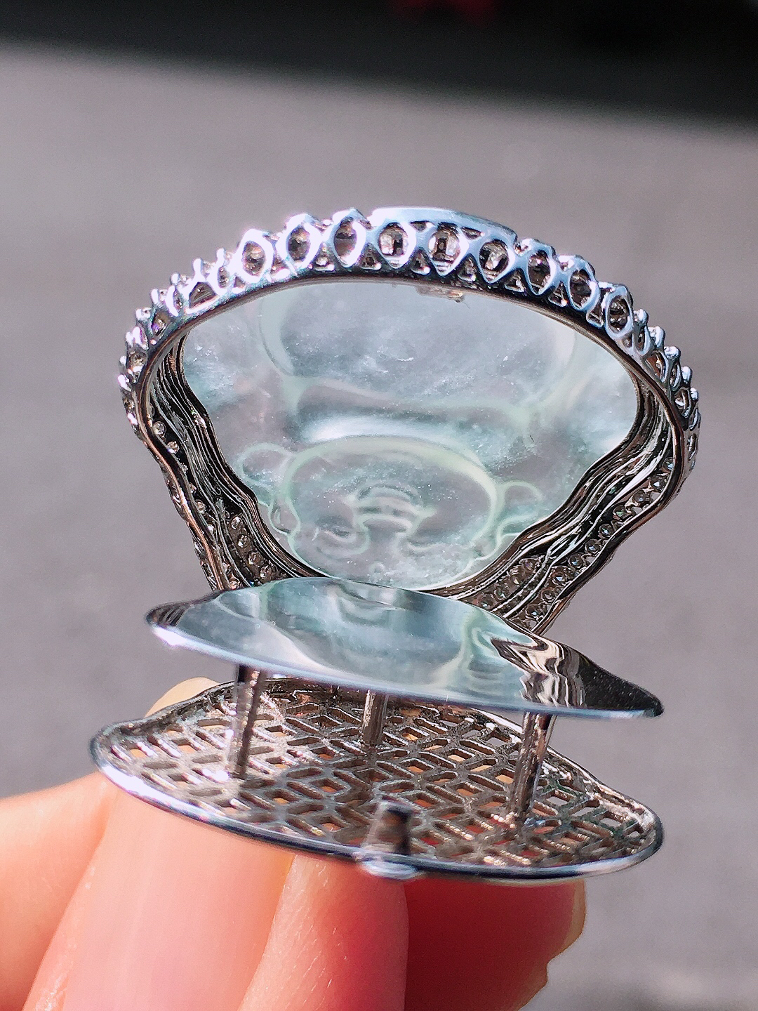 冰种佛公吊坠，玉质细腻，荧光感超
强，饱满圆润，尽显优雅气质，18k
金豪华镶嵌