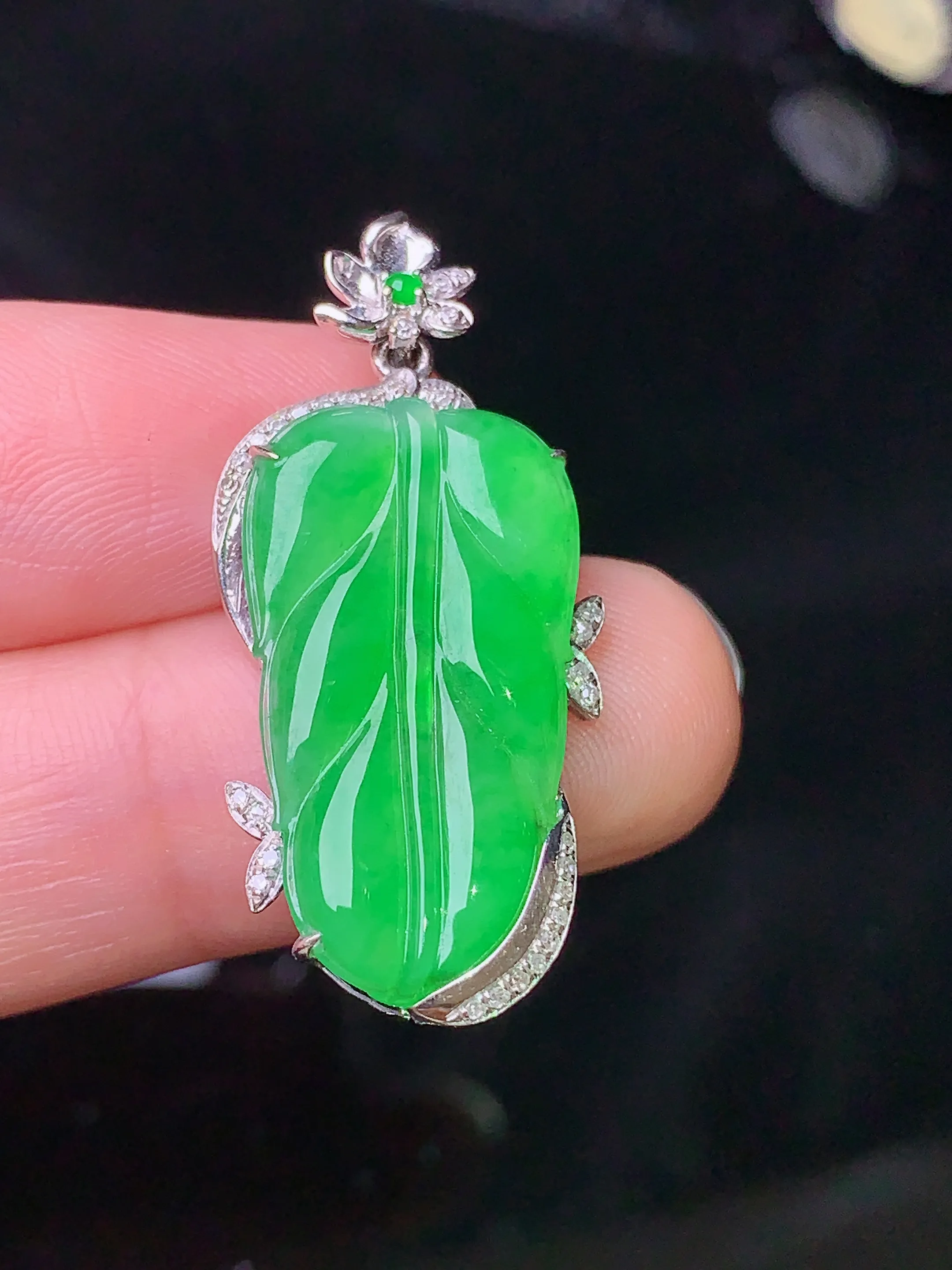 18k金钻镶嵌翠绿树叶吊坠 玉质细腻 色泽艳丽 整体尺寸32.8*15*4.5