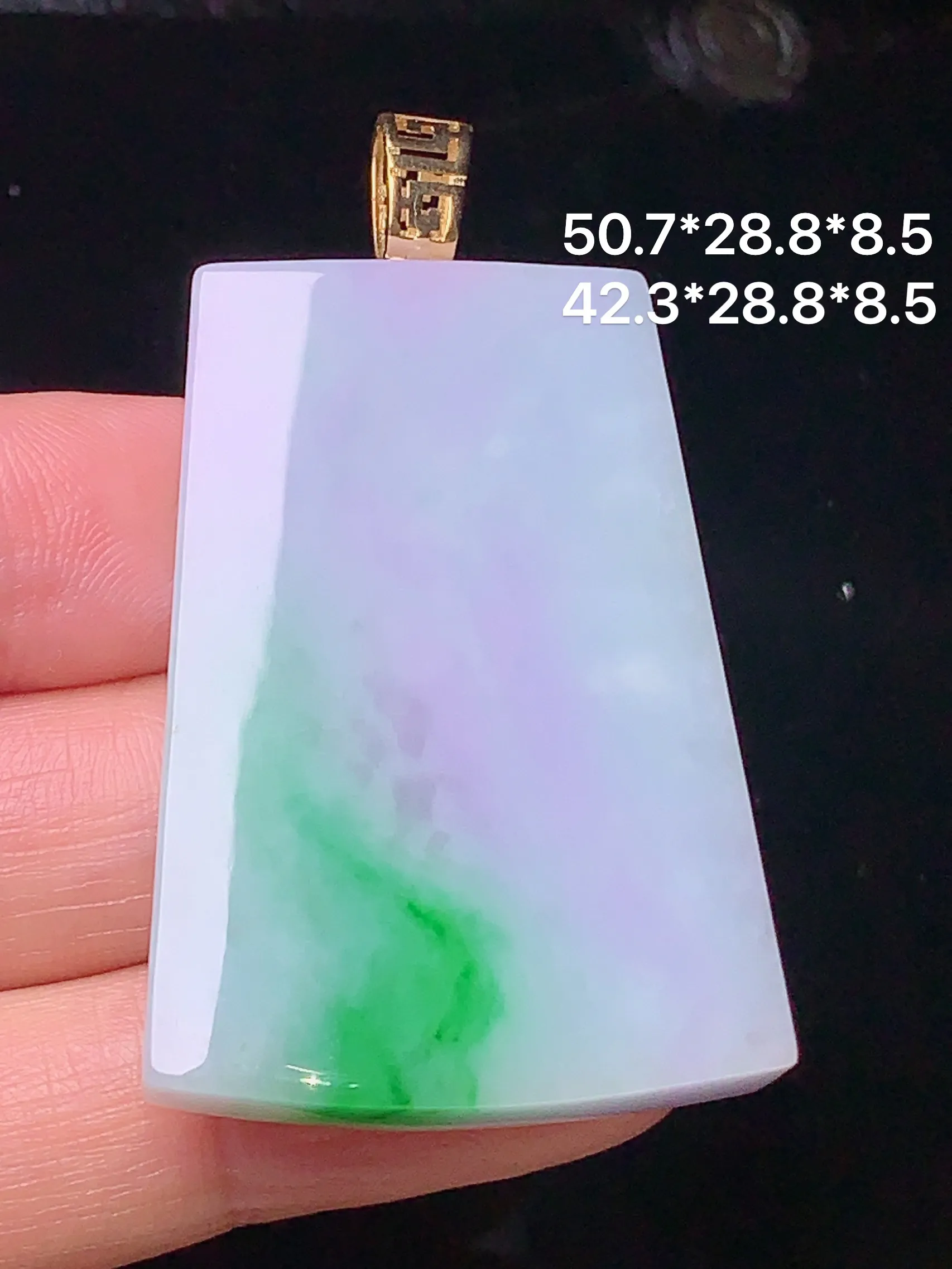 18k金镶嵌淡春彩无事牌吊坠 玉质细腻 色泽艳丽 整体尺寸50.7*28.8*8.5