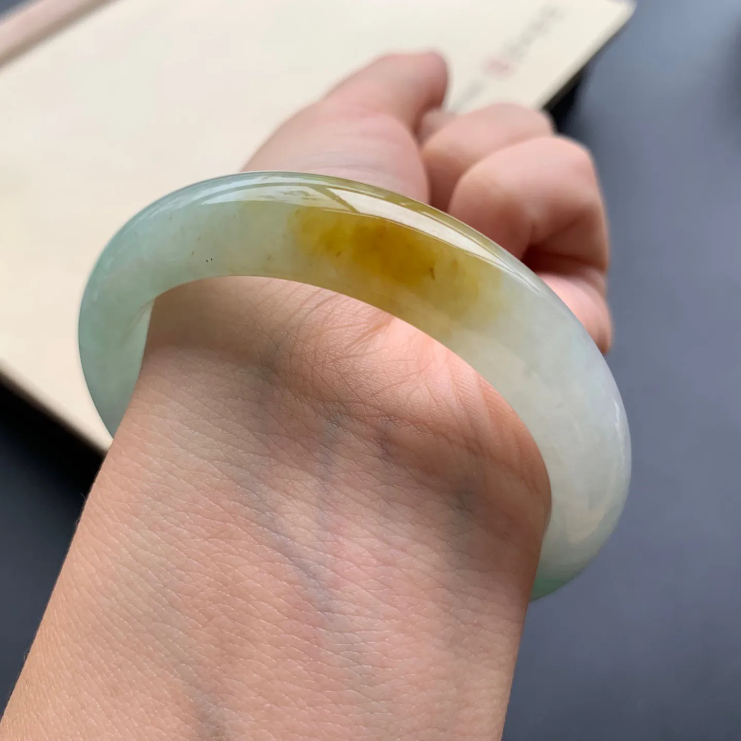 53圈口飘黄翡正圈手镯 尺寸：53-12-7.8，无纹裂，细腻光滑，色泽亮丽