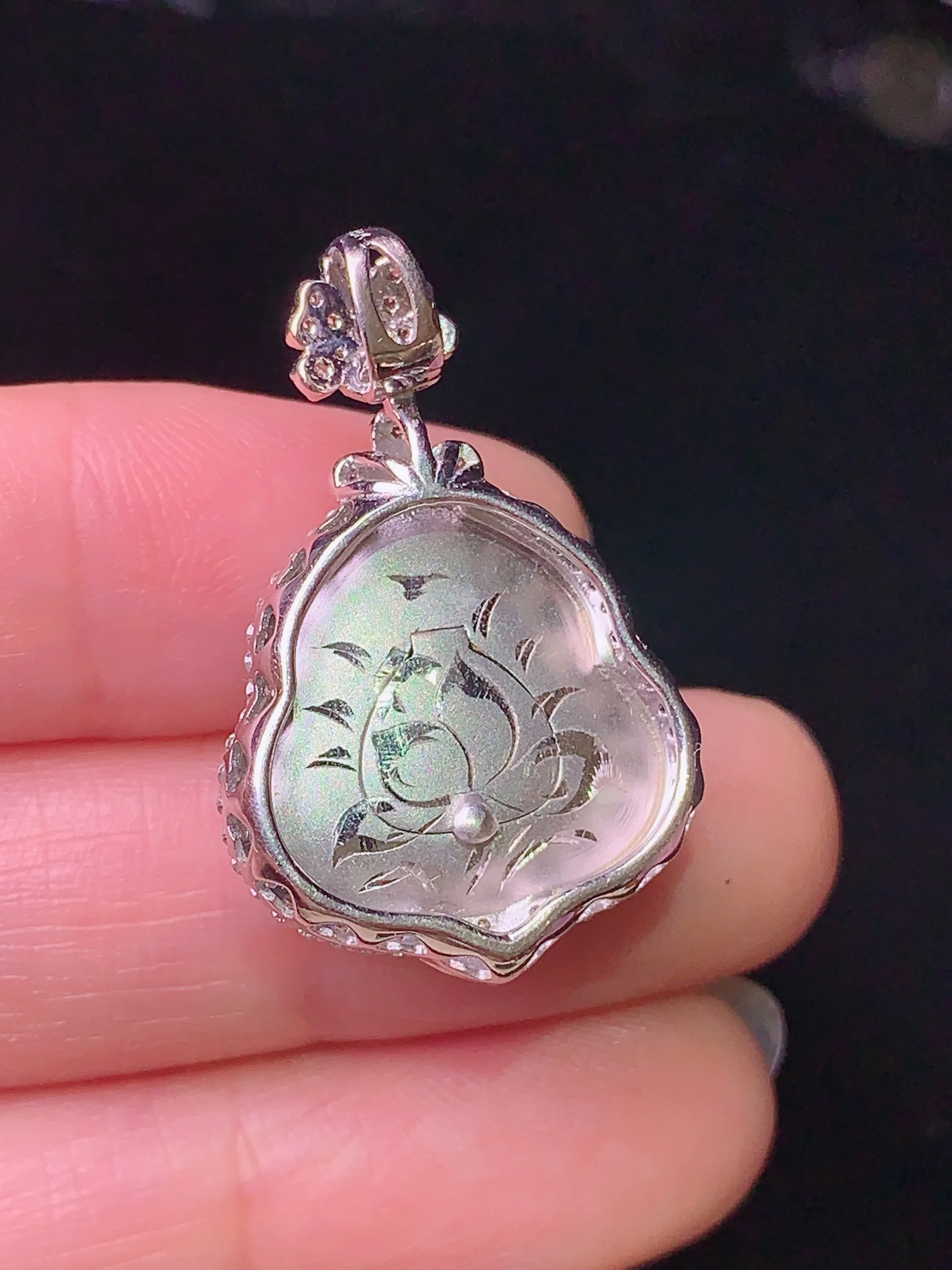 18k金钻镶嵌满绿葫芦吊坠 玉质细腻 色泽艳丽 整体尺寸29.5*19*9.2