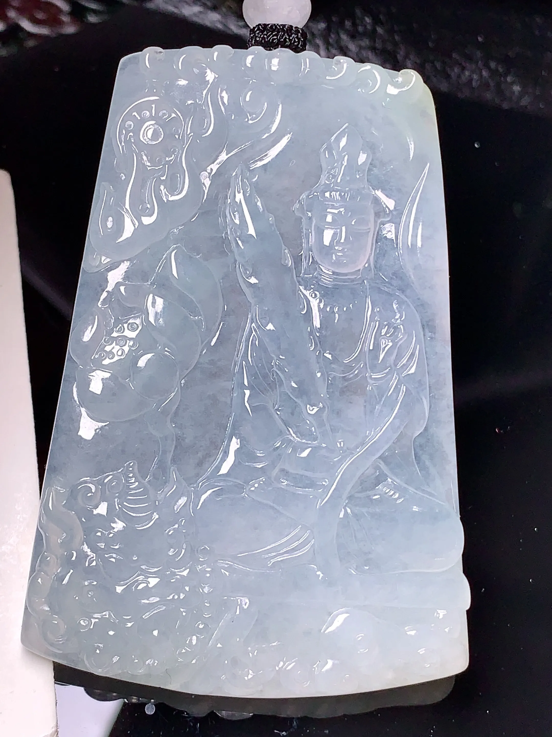 冰种观音菩萨吊坠 玉质细腻 色泽清新艳丽 整体尺寸62.3*42.6*5.5