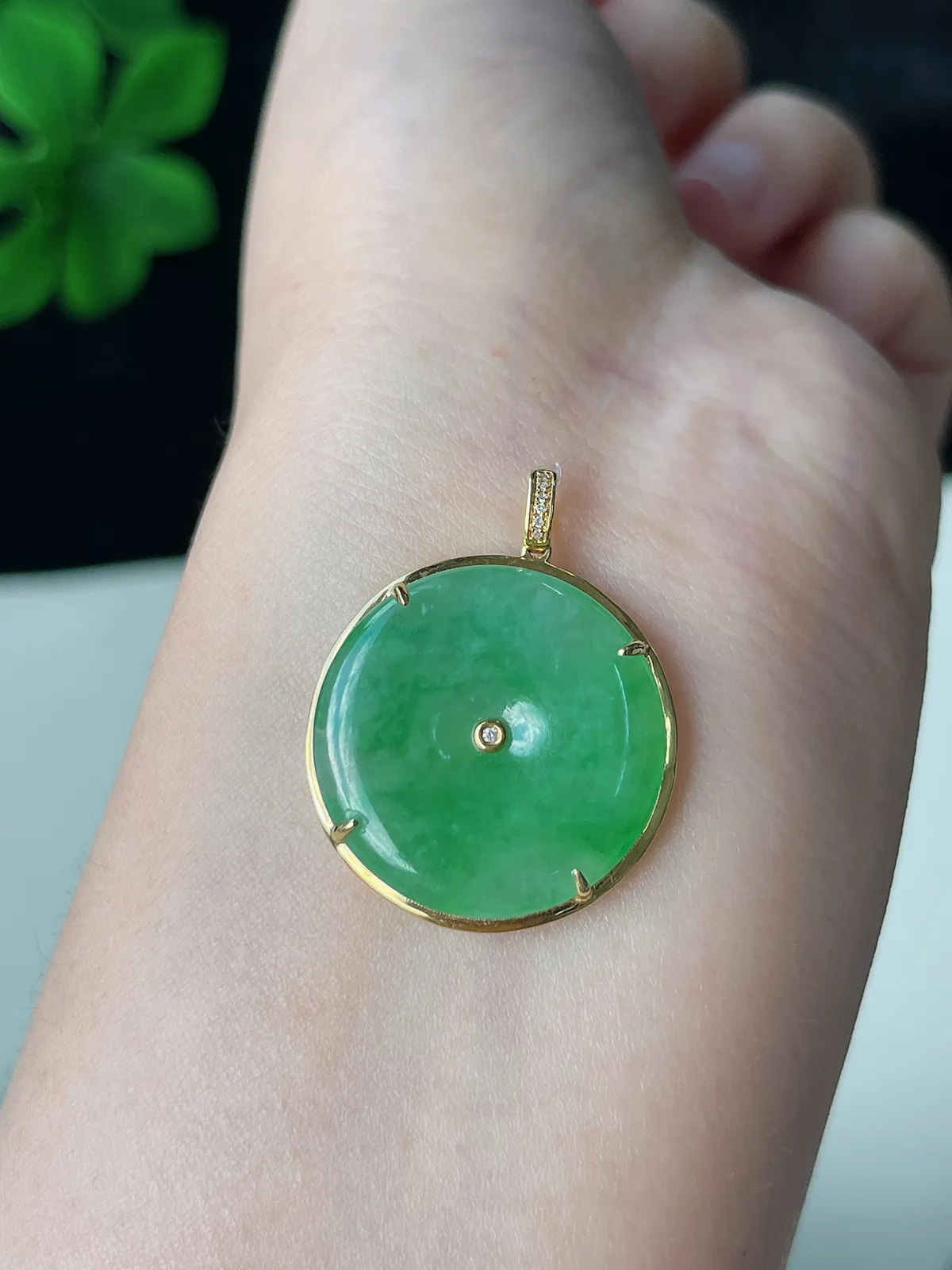 翡翠冰糯种浅绿色平安扣