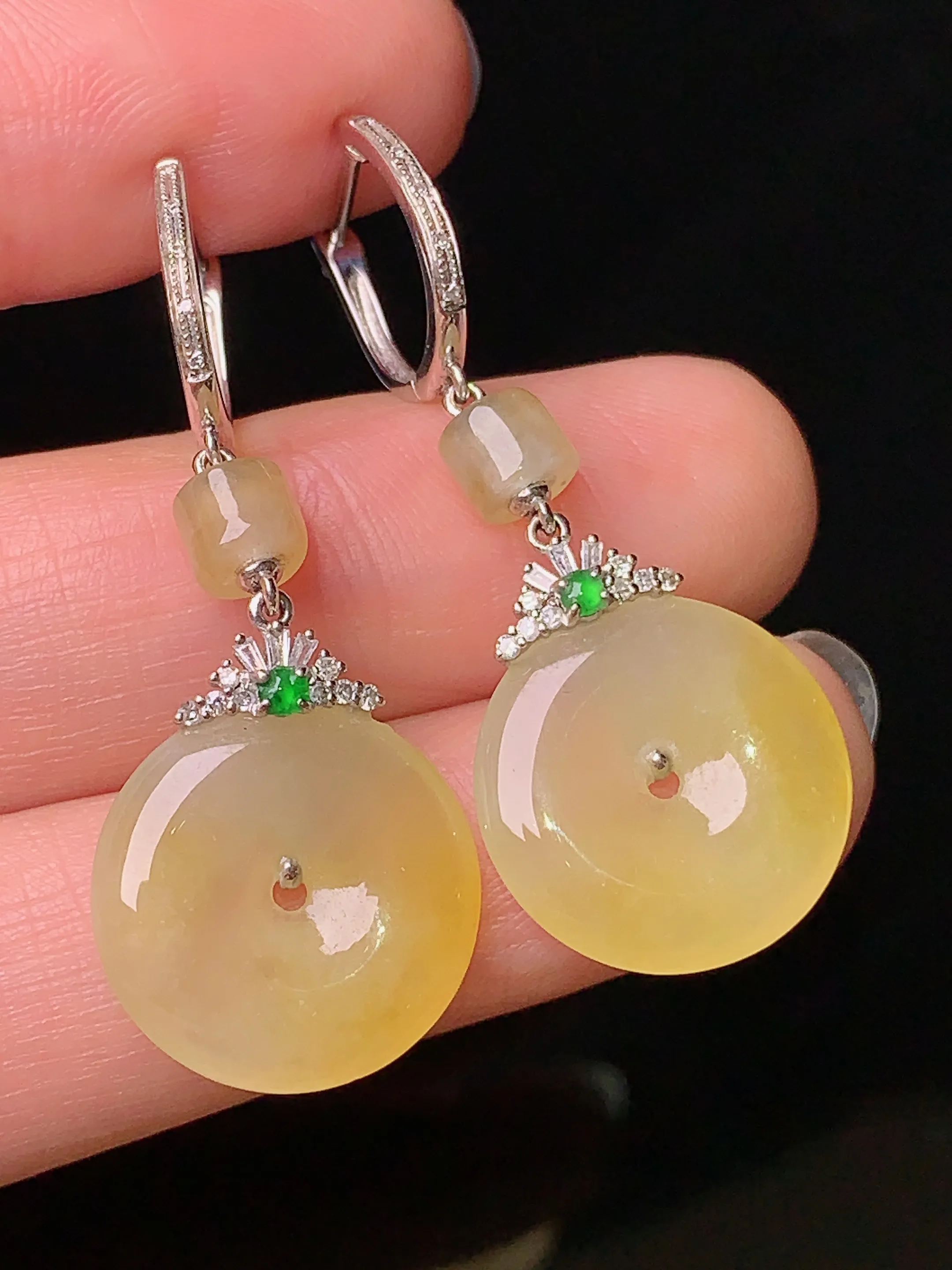 18k金钻镶嵌黄翡平安扣耳坠 玉质细腻 色泽艳丽 整体尺寸39.2*15*3