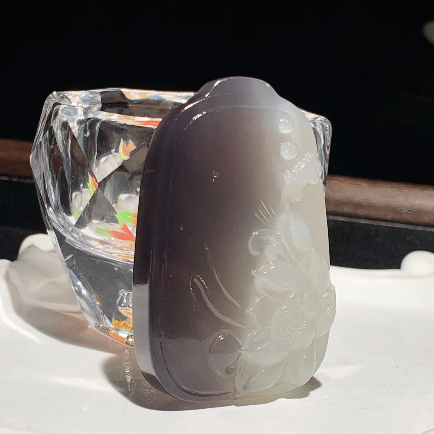 和田玉白加紫罗兰花开富贵莲花牌子挂件。尺寸58/38/12重50克。玉质细腻油润。手推出油。佩戴高端典雅。lt251104