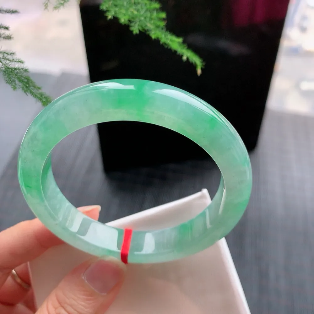 正圈高冰阳绿 无瑕 尺寸:56.7/11.5/8.6 种色俱佳