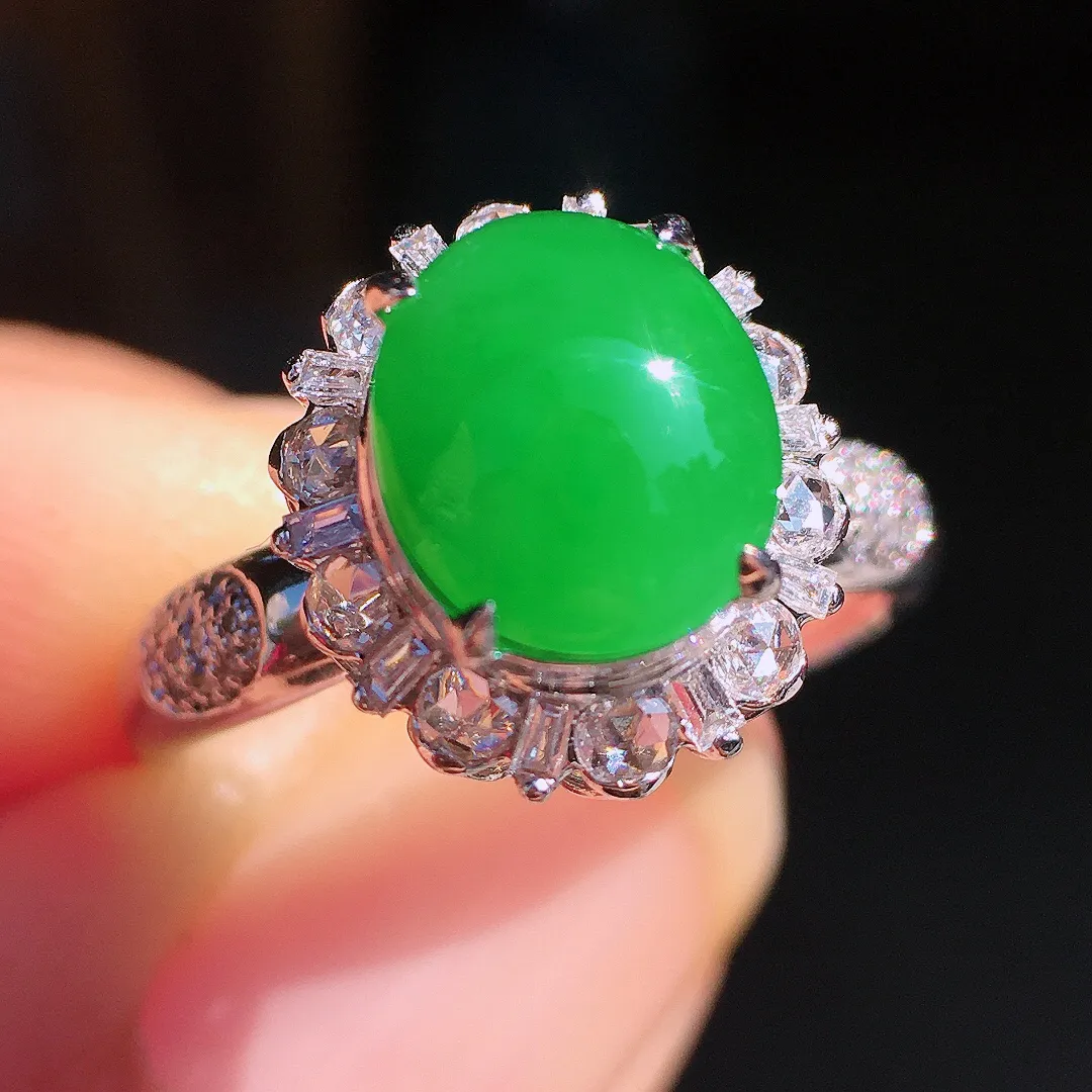 阳绿蛋面戒指，色泽均匀艳丽，玉质细腻，荧光感超
强，饱满圆润，尽显优雅气质，18k
金豪华镶嵌