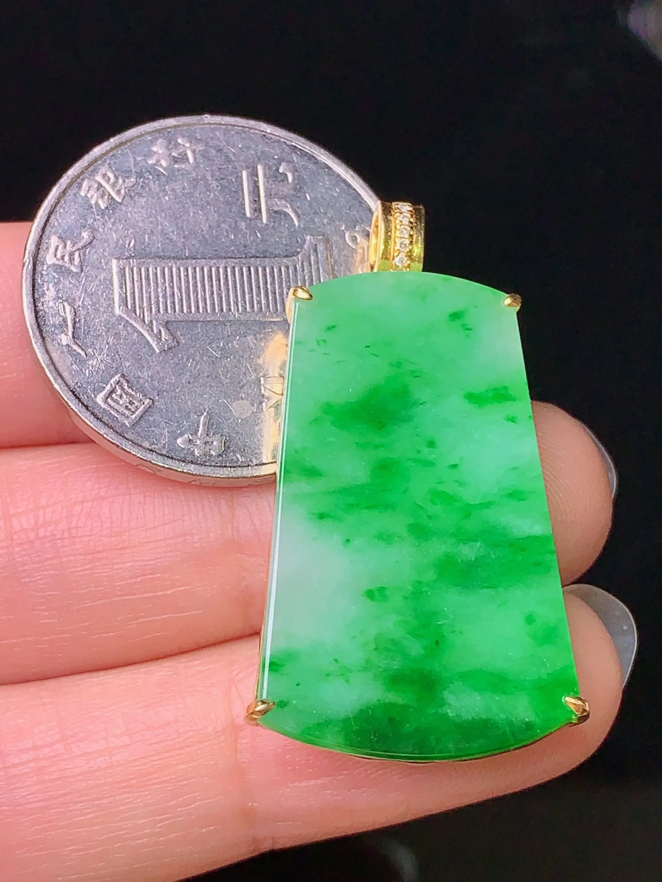 18k金钻镶嵌翠绿无事牌吊坠 玉质细腻 色泽艳丽 整体尺寸35.3*18*5
