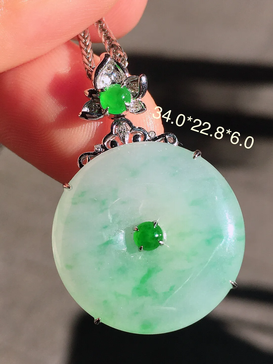 飘绿平安扣吊坠，色泽艳丽，玉质细腻，荧光感超
强，饱满圆润，尽显优雅气质，18k
金豪华镶嵌