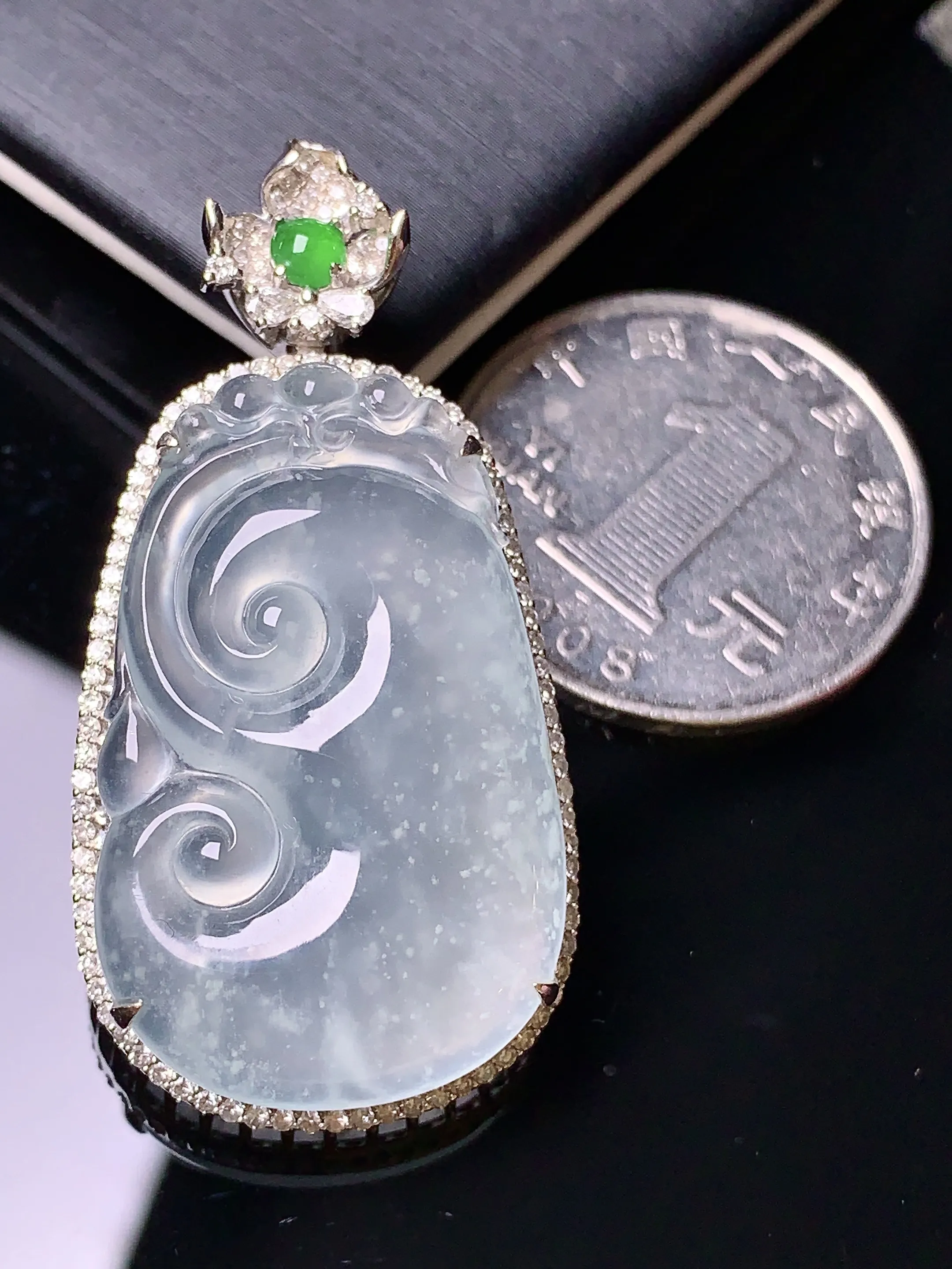 18k金钻镶嵌木那料雪花棉如意吊坠 玉质细腻 色泽清新艳丽 整体尺寸43.5*21.7*8.7