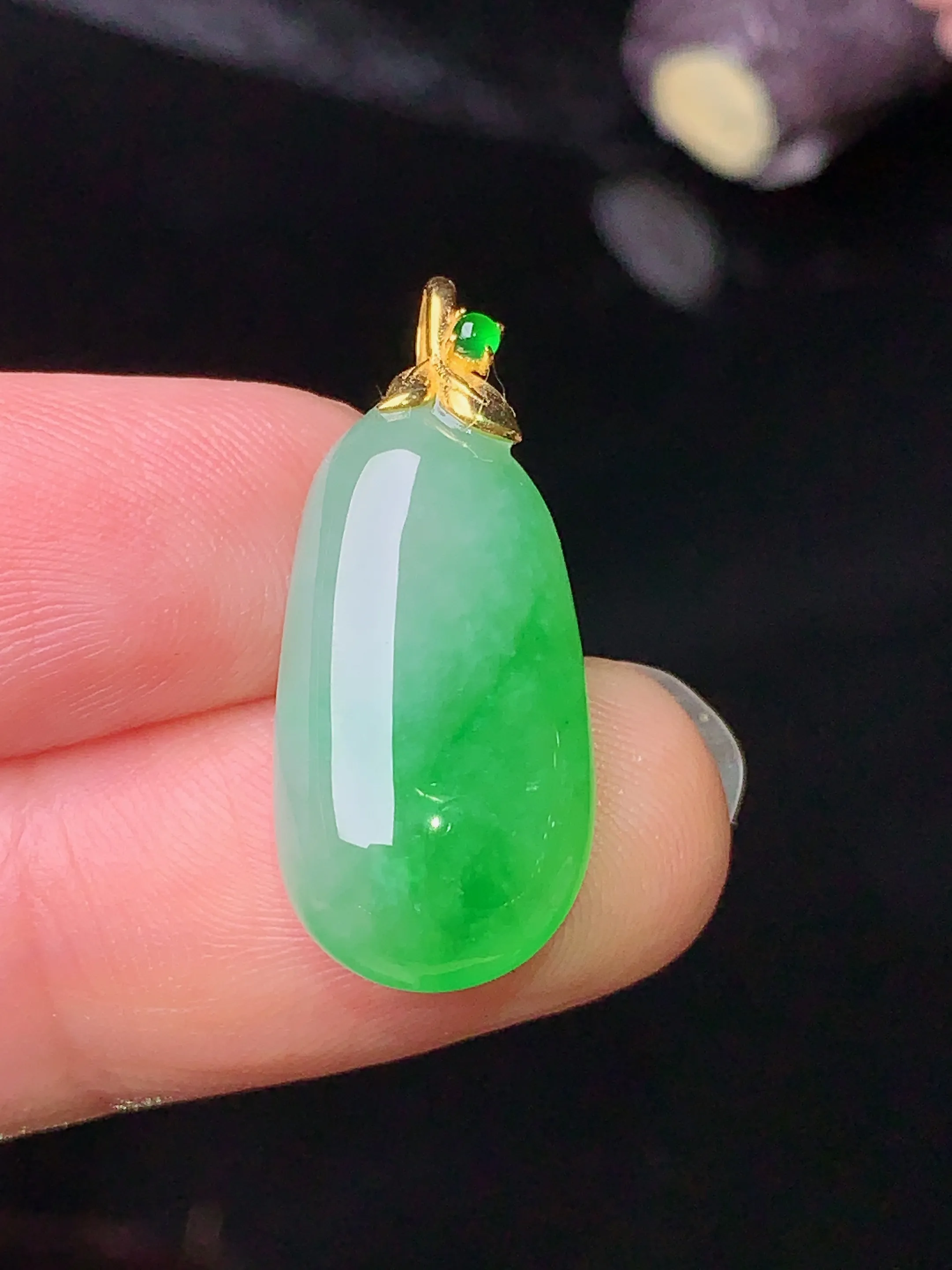 18k金镶嵌飘绿福瓜吊坠 玉质细腻 色泽艳丽 裸石尺寸21*10.8*5.5