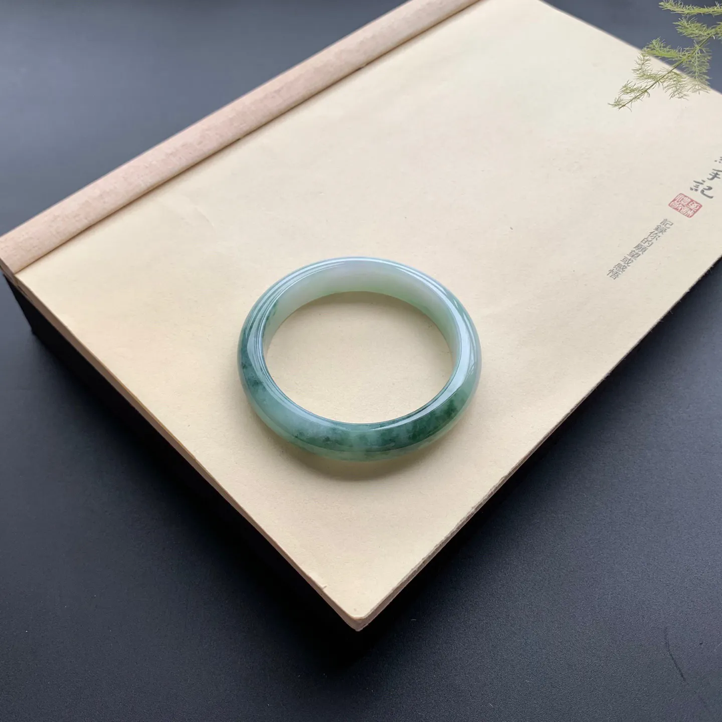 55.8圈口飘花正圈手镯 尺寸：55.8-12.3-8.2，无纹裂，细腻光滑，花色浓郁