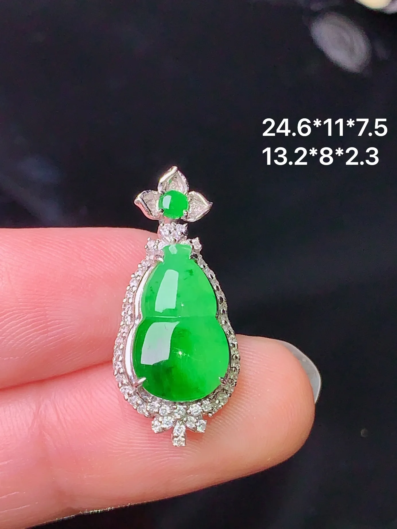 18k金钻镶嵌翠绿葫芦吊坠 玉质细腻 色泽艳丽 整体尺寸24.6*11*7.5