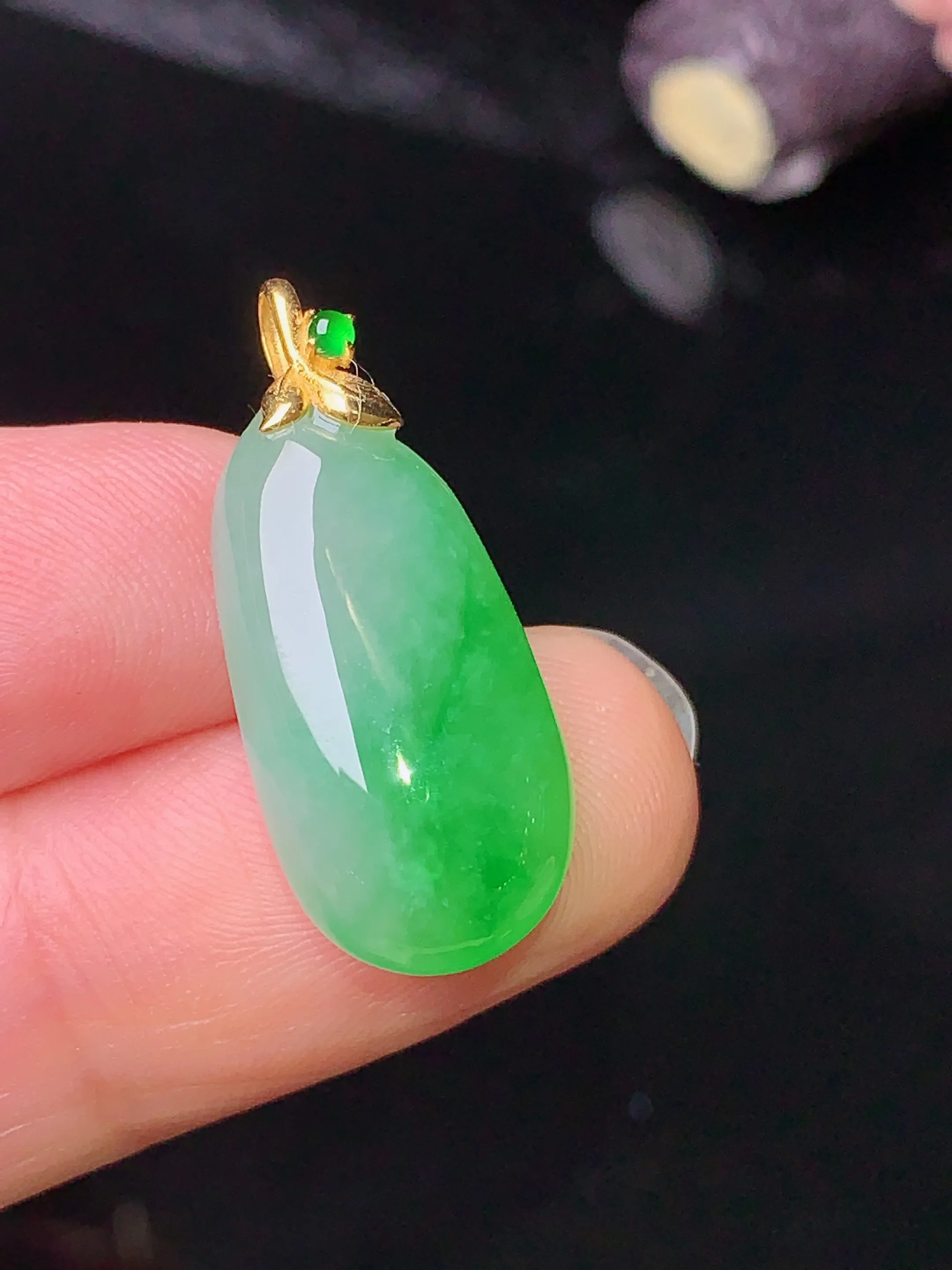 18k金镶嵌飘绿福瓜吊坠 玉质细腻 色泽艳丽 裸石尺寸21*10.8*5.5