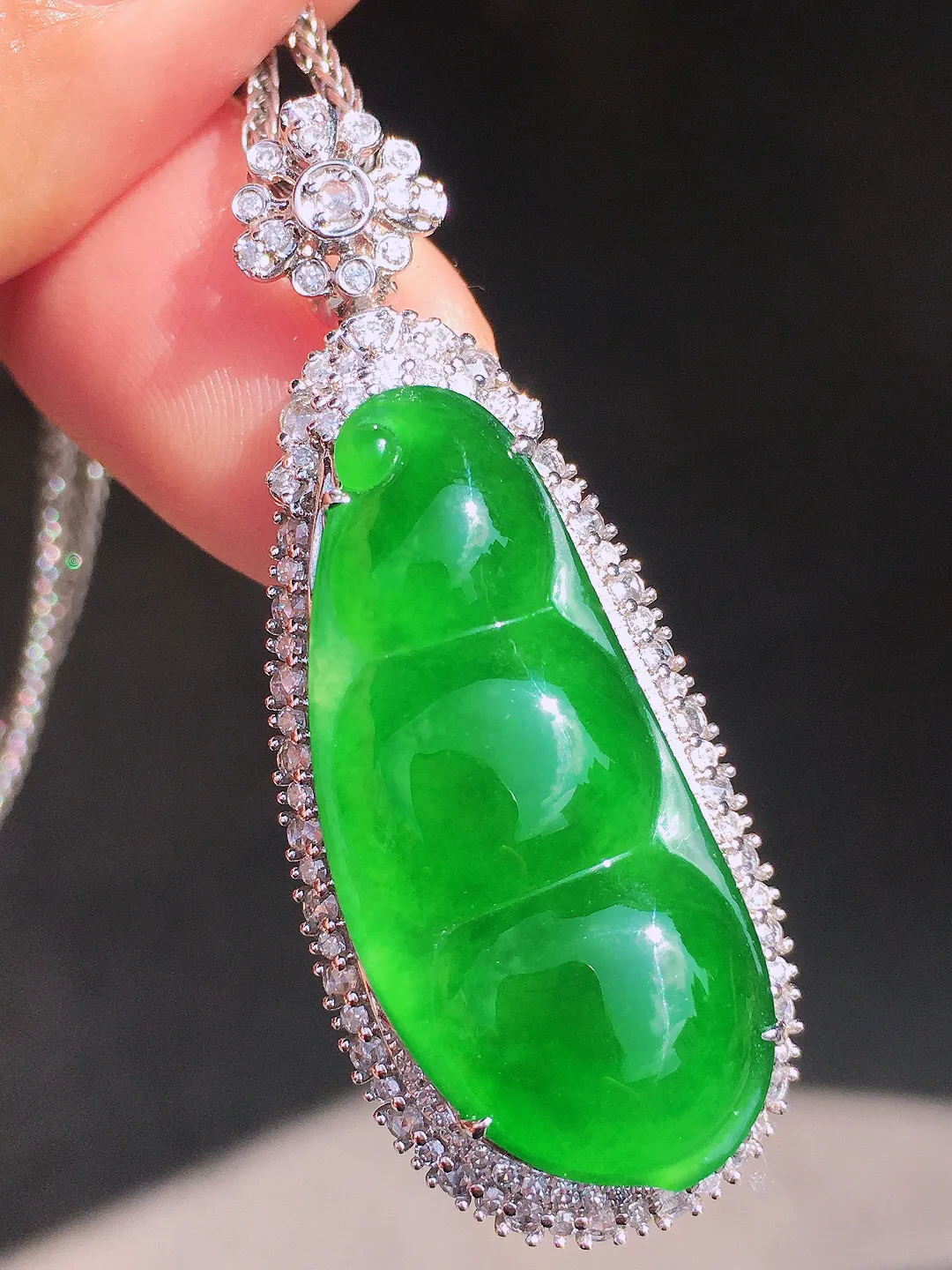 阳绿福豆吊坠：色泽均匀艳丽，玉质细腻，荧光感超
强，饱满圆润，尽显优雅气质，18k
金豪华镶嵌