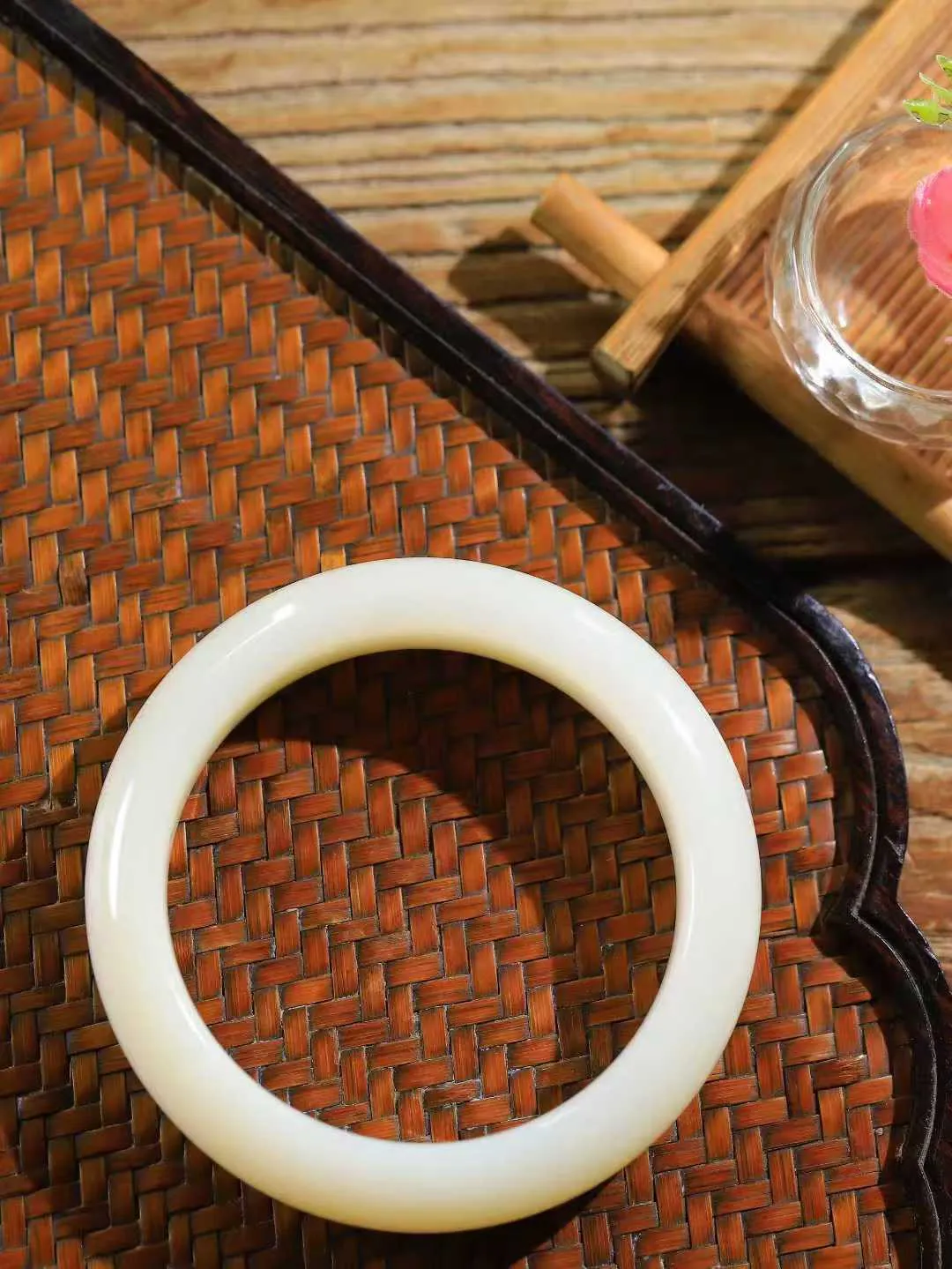 （柔情似水.手镯）

精品和田玉手镯，玉质温润细腻，镯型饱满圆润，优雅知性，姽婳于幽静兮，又婆娑乎人间，经典款型，古朴典雅。极具灵性，腕间风情，风姿卓越。 
重68克   尺寸55.5-15.3-9.4mm    FDL-36110526