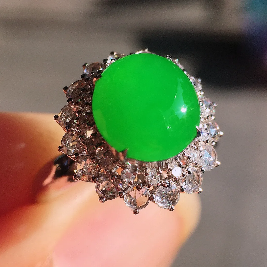 阳绿蛋面戒指，色泽均匀艳丽，玉质细腻，荧光感超
强，饱满圆润，尽显优雅气质，18k
金豪华镶嵌