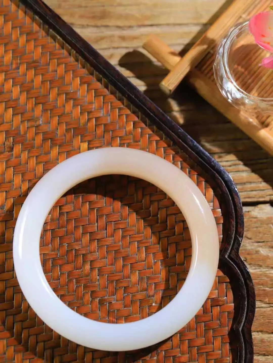 【柔情素语·手镯】

收藏级️和田玉藕粉白双色手镯，玉质细腻温润，手感舒适，️线条流畅，简约大气，美自天成，佩戴于腕间，婉约之美，举手投足间透出那份低调奢华，醉人心扉。重67克 内径圈口58mm  尺寸12.6-10.3mm   FDA-55110500