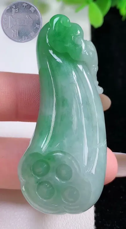 翡翠a货飘绿莲蓬吊坠，尺寸57-24.6-14，重:34.38g