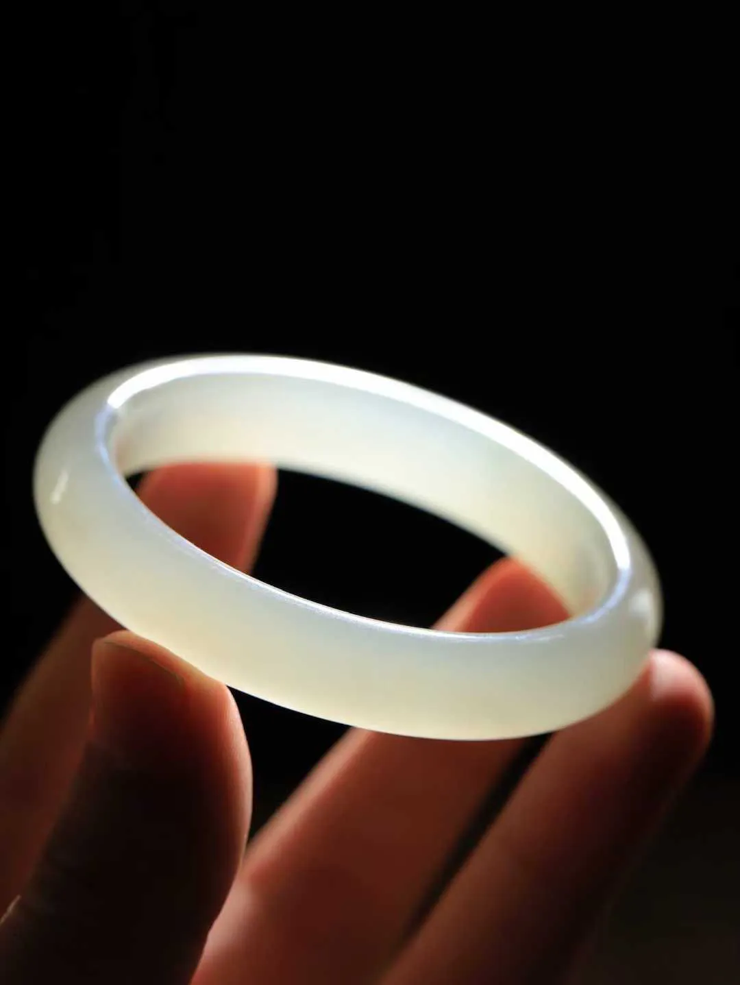 【婉约佳人.手镯】

精品和田玉冰底手镯 玉质温润细腻 油性十足 手感舒适，高华雅逸，线条流畅，简约大气，美自天成，素雅高贵。佩戴于腕间，婉约之美，举手投足间透出那份低调奢华。重50.6克 内径56.5mm  尺寸12-8.5mm   FDA-69110531