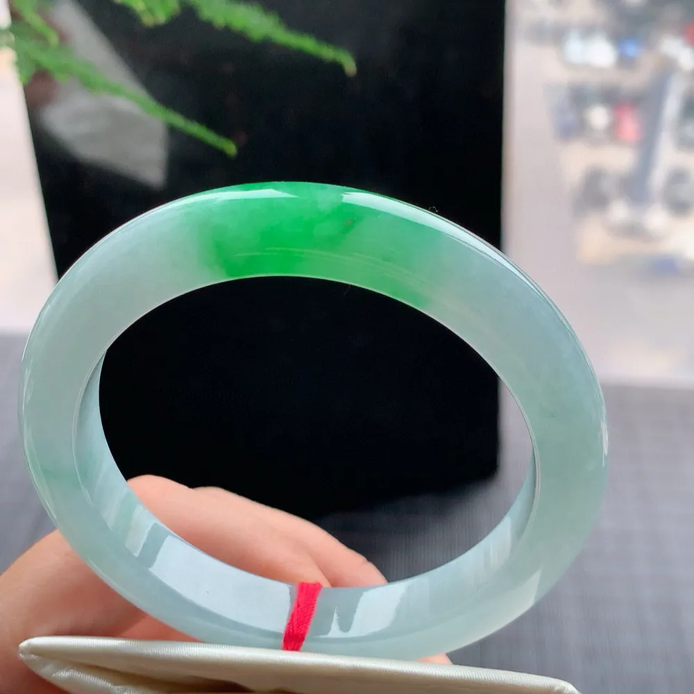 正圈冰阳绿 无瑕 尺寸:56.6/10.9/8.8 种色兼备