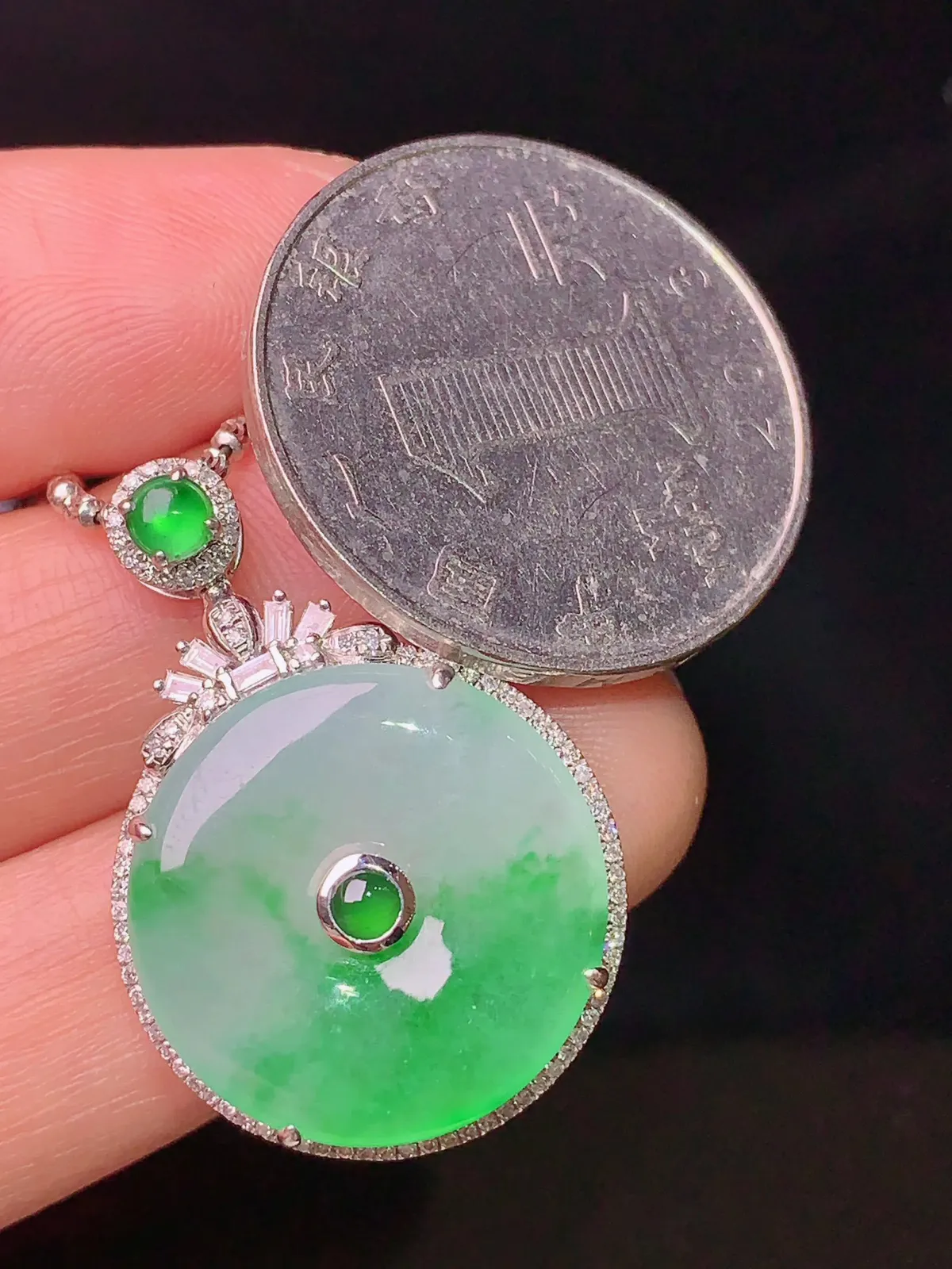 18k金钻镶嵌翠绿平安扣吊坠 玉质细腻 色泽艳丽 整体尺寸29.5*20.5*6.3