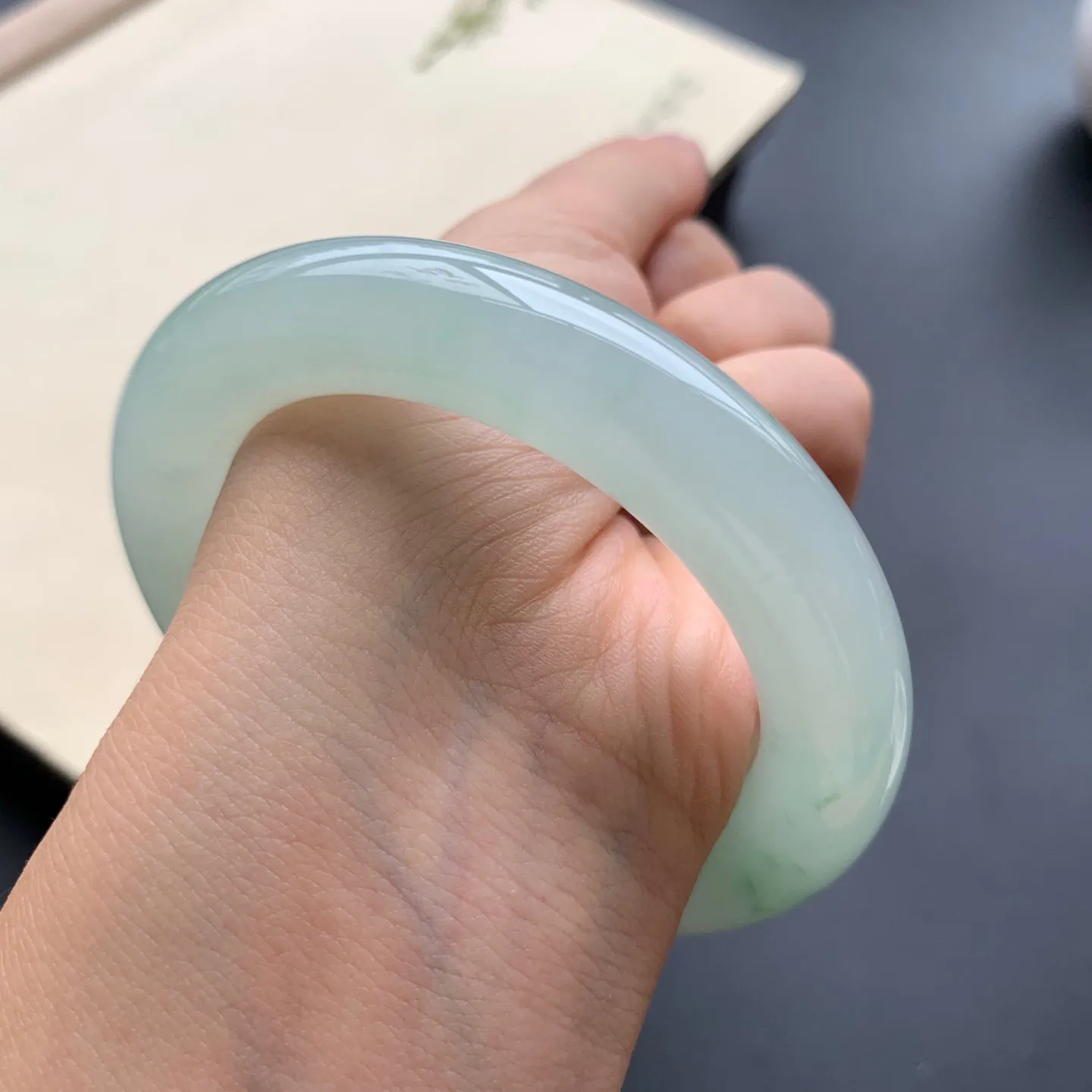 54.5圈口冰晴底飘花圆条手镯 尺寸：54.5-12-11.5，无纹裂，水润饱满，胶感十足