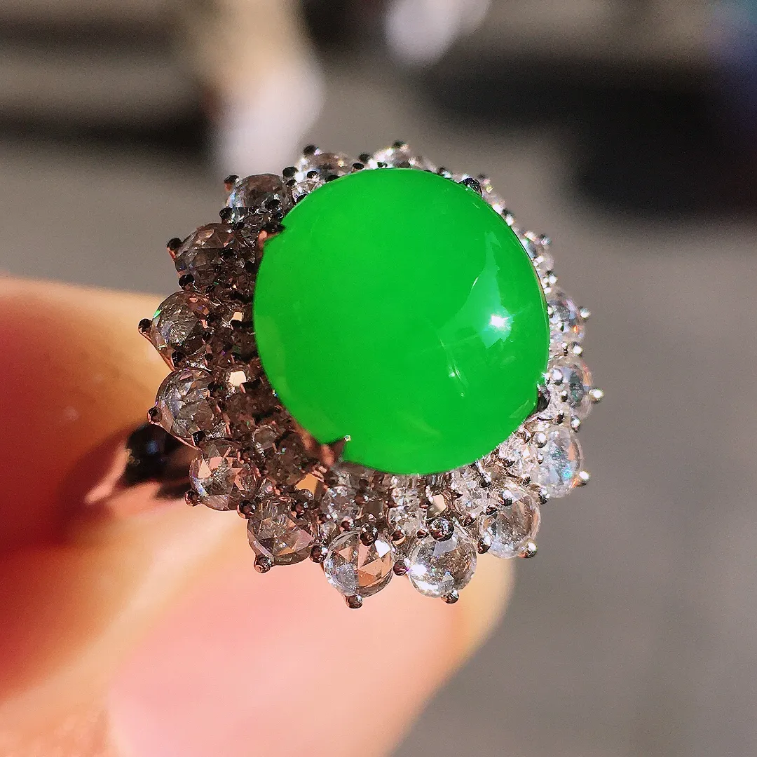 阳绿蛋面戒指，色泽均匀艳丽，玉质细腻，荧光感超
强，饱满圆润，尽显优雅气质，18k
金豪华镶嵌