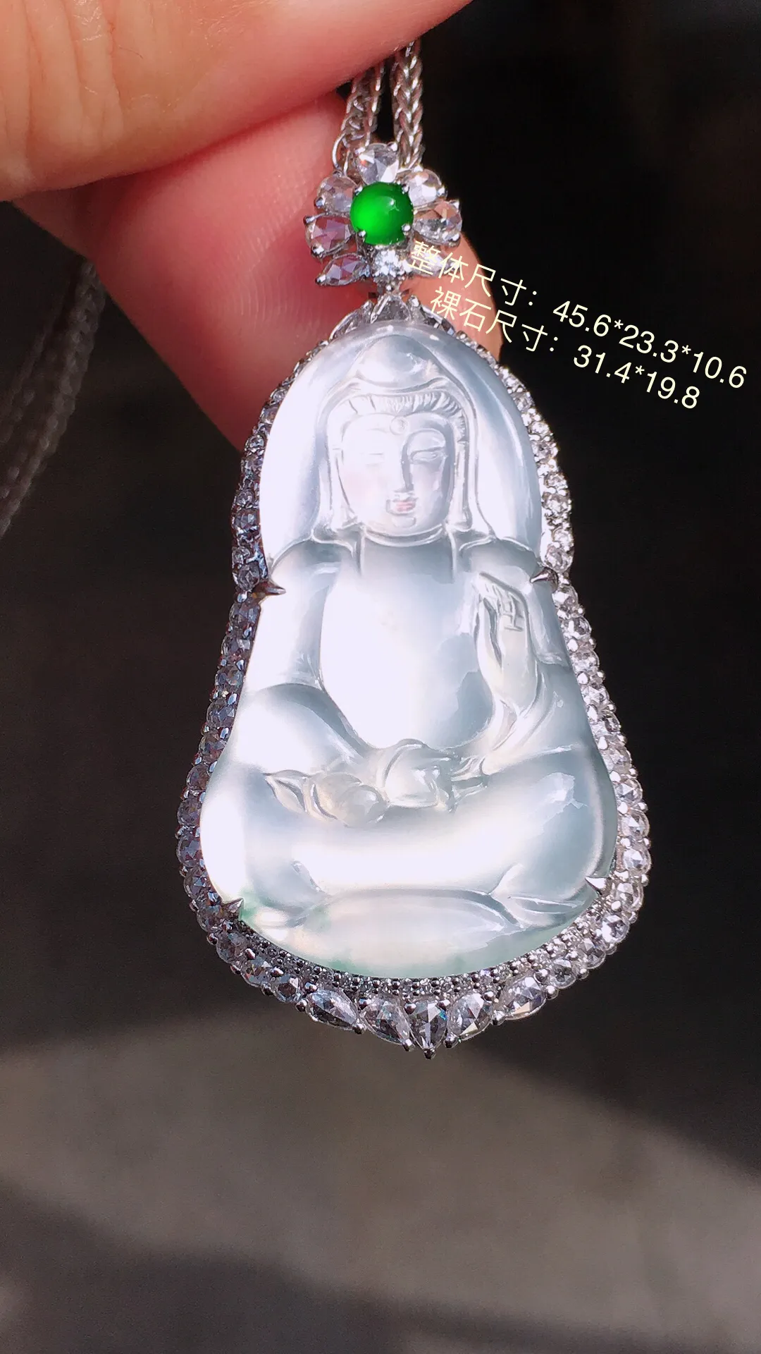 冰种观音吊坠，玉质细腻，荧光感超
强，饱满圆润，尽显优雅气质，18k
金豪华镶嵌