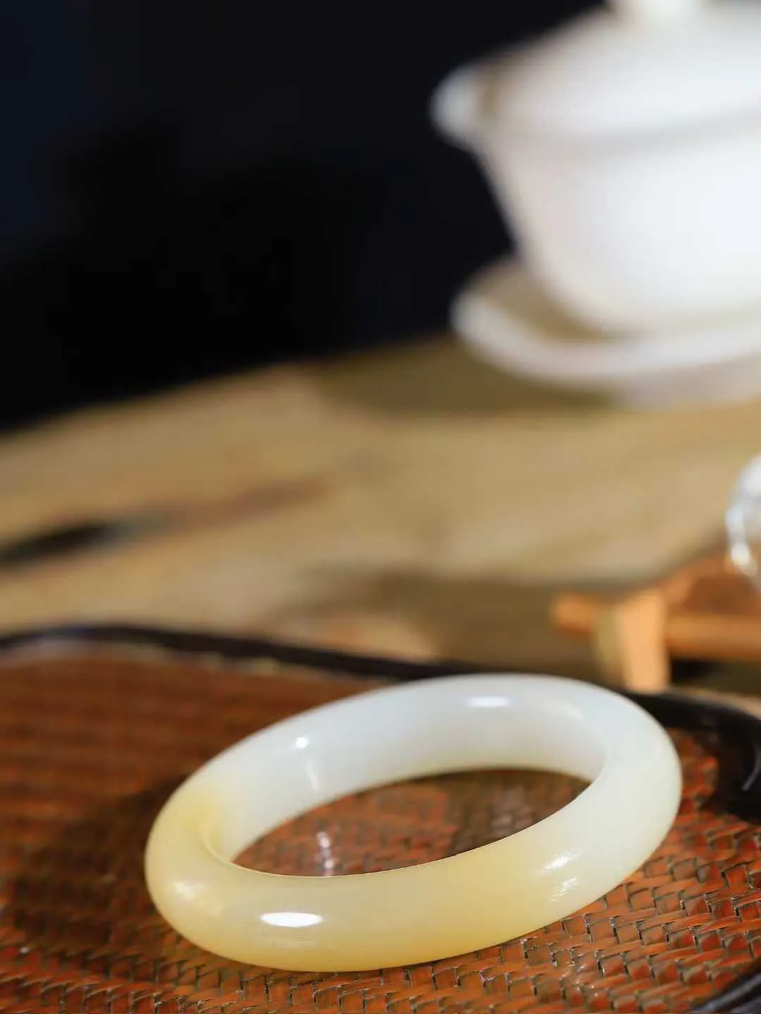 【暖玉生香·手镯】

收藏级️和田玉糖白玉手镯，质地油润细腻，色泽高贵典雅，镯型古朴典雅。在诗情画