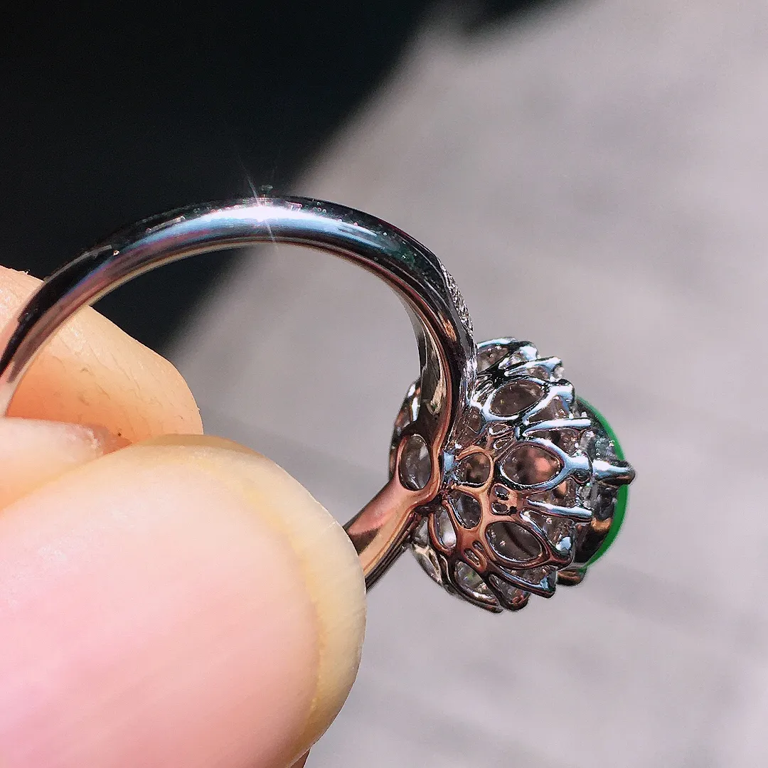 阳绿蛋面戒指，色泽均匀艳丽，玉质细腻，荧光感超
强，饱满圆润，尽显优雅气质，18k
金豪华镶嵌