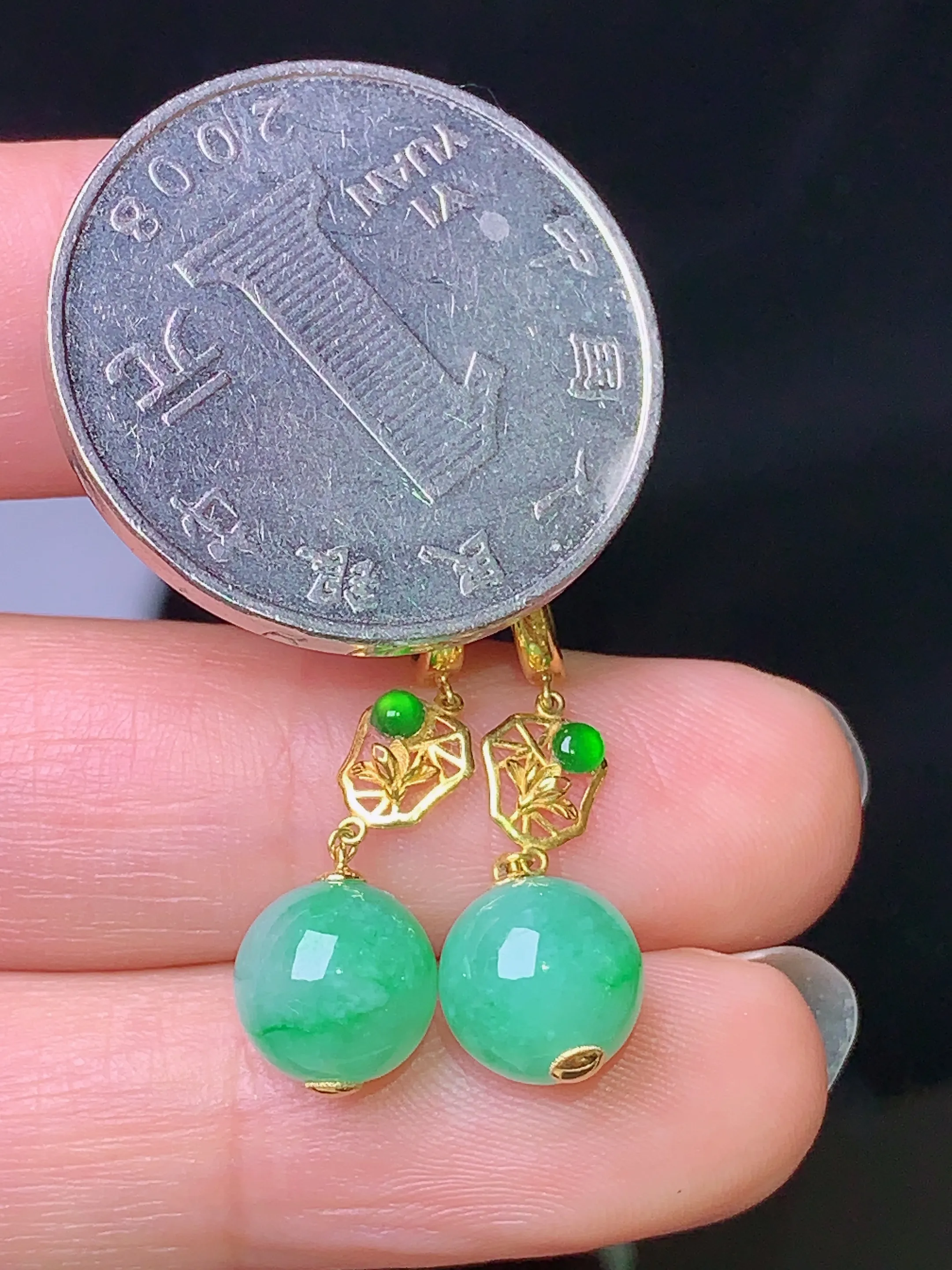 18k金钻镶嵌翠绿圆珠耳坠 玉质细腻 色泽艳丽 整体尺寸29*7.8