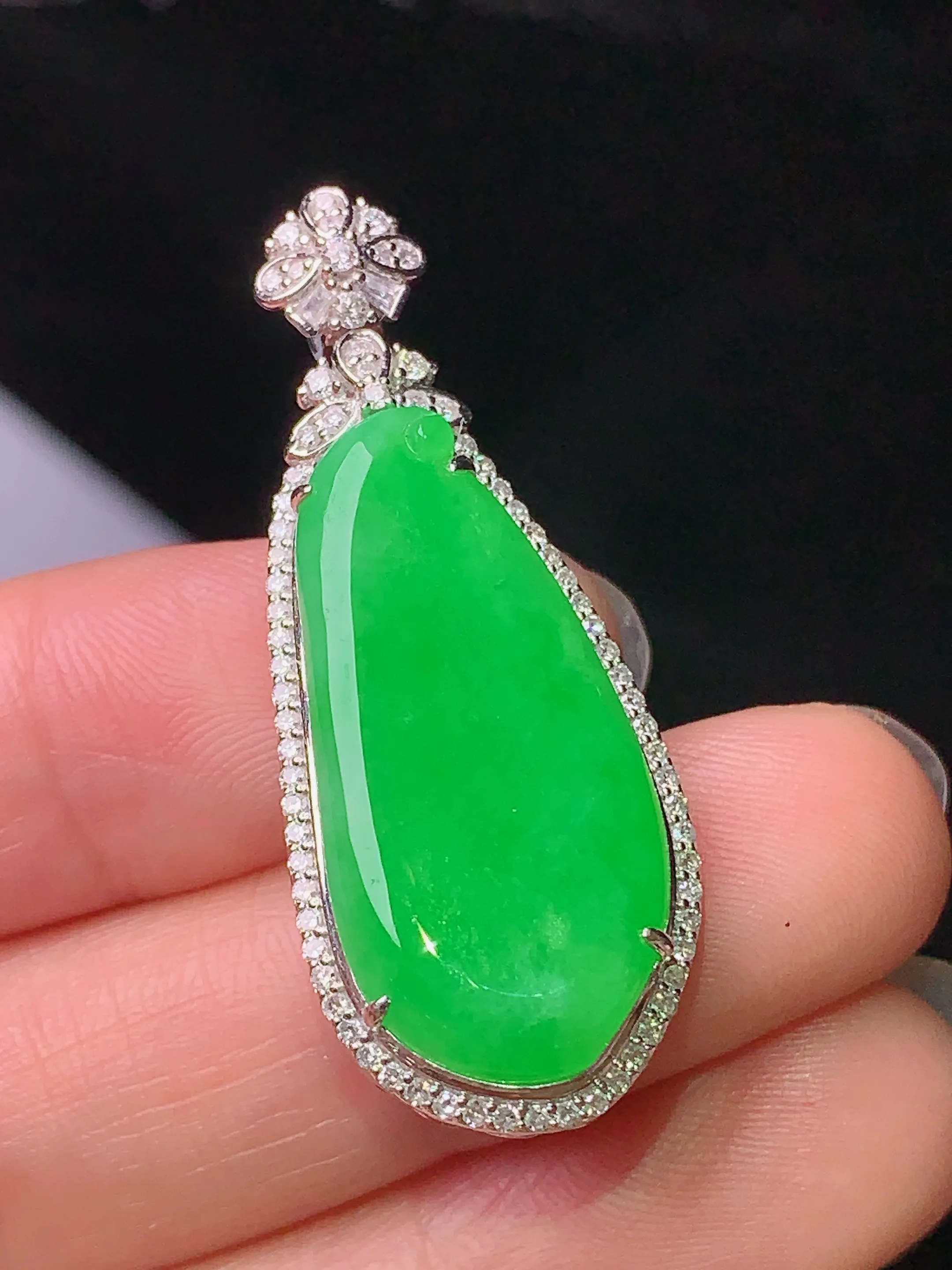 18k金钻镶嵌满绿福瓜吊坠 玉质细腻 色泽艳丽 整体尺寸39.2*15.8*7.8