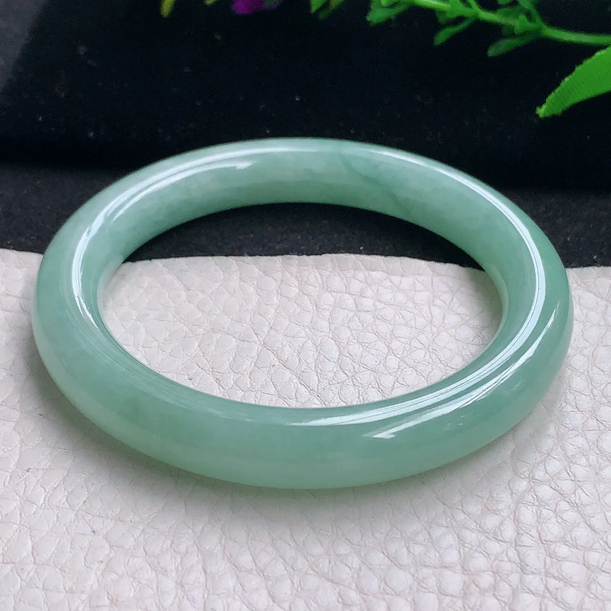 n自然光55.5*9.6*9.3美人镯 天然缅甸翡翠a货清新水绿圆条玉镯子 玉手环