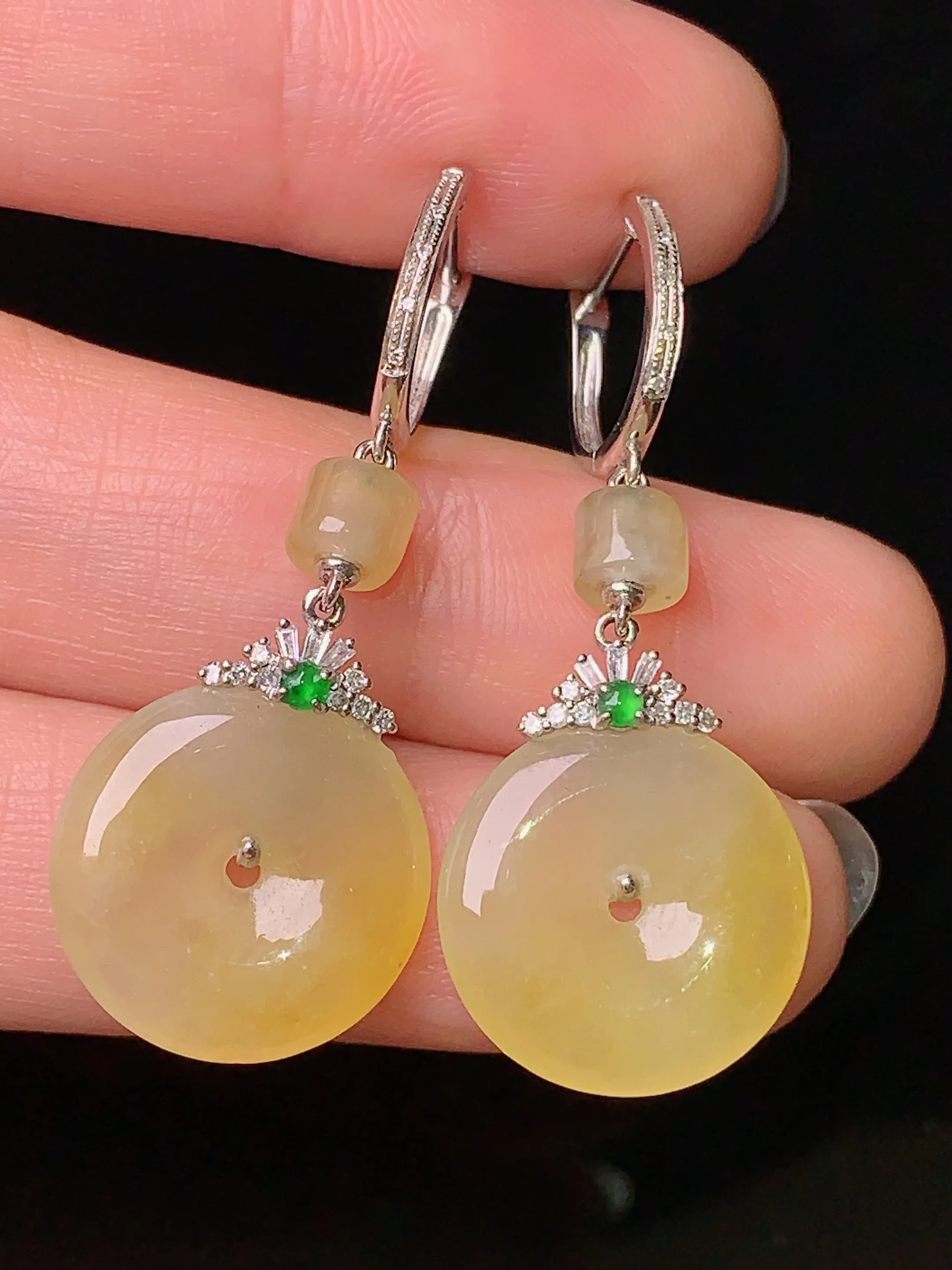 18k金钻镶嵌黄翡平安扣耳坠 玉质细腻 色泽艳丽 整体尺寸39.2*15*3