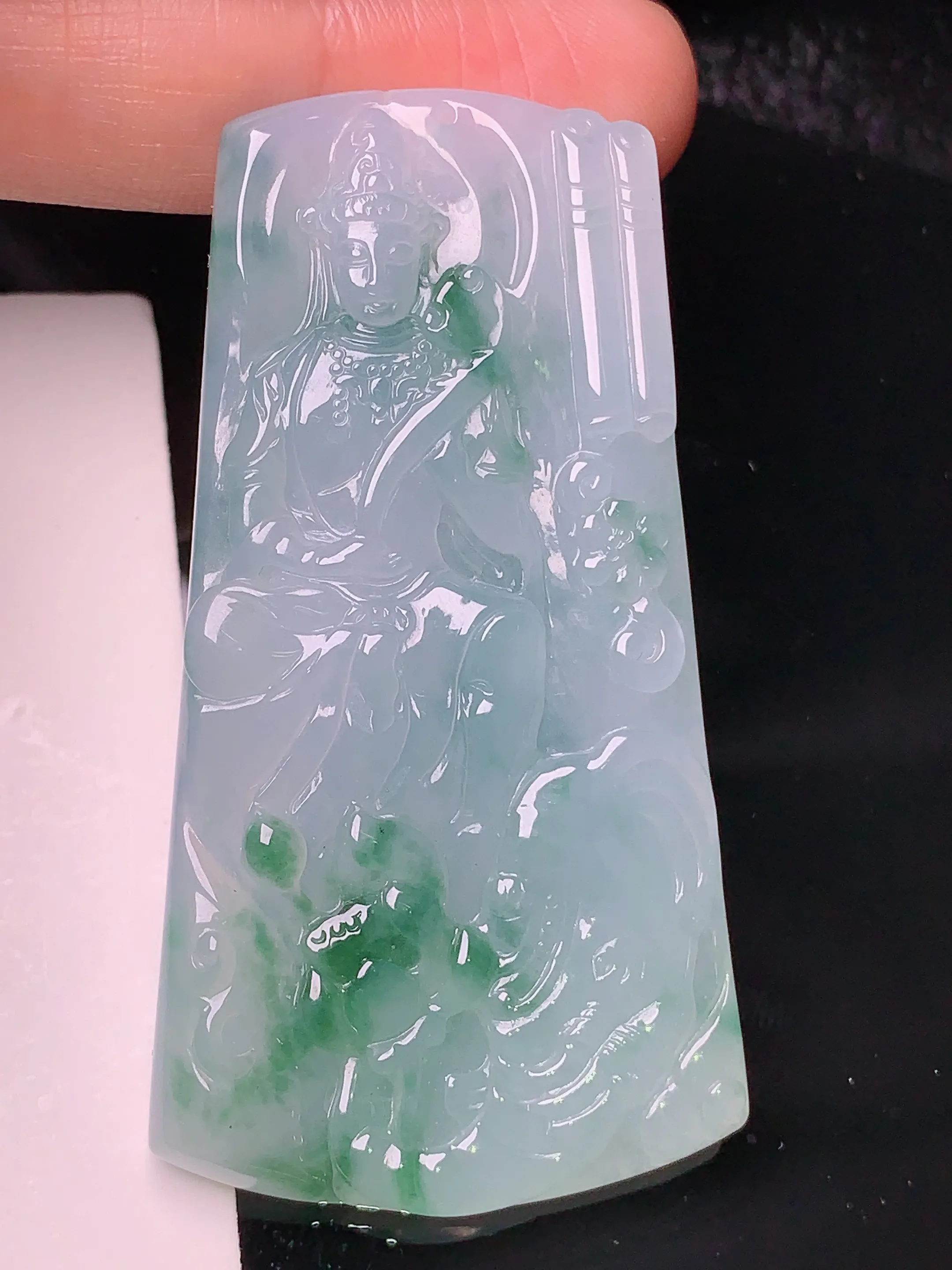 飘绿普贤观音菩萨吊坠 玉质细腻 色泽清新艳丽 整体尺寸60*32*5.5