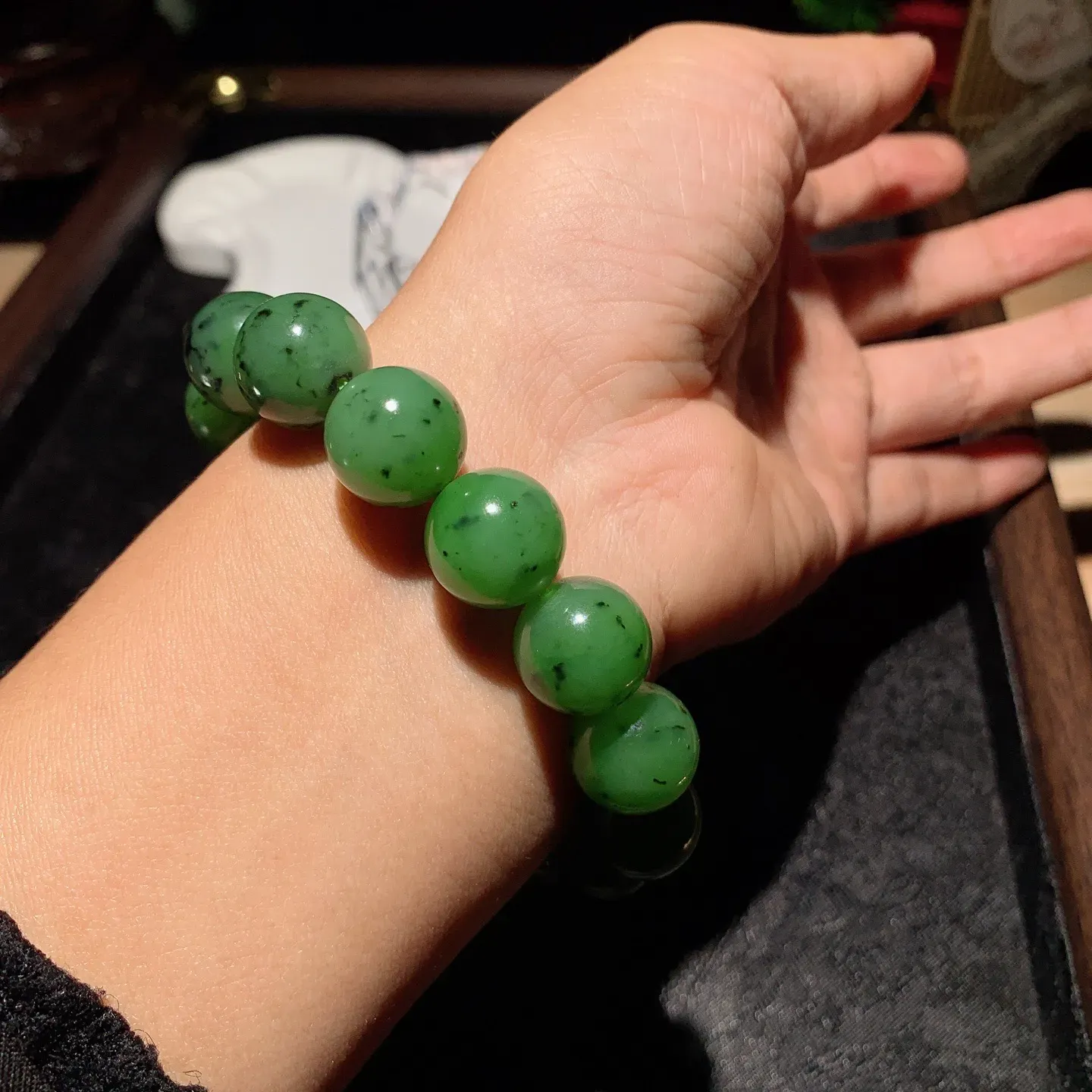 和田玉阳绿俄罗斯碧玉圆珠手串。单颗尺寸14重65.6克。玉质细腻油润。手推出油。佩戴高端典雅。lt251104